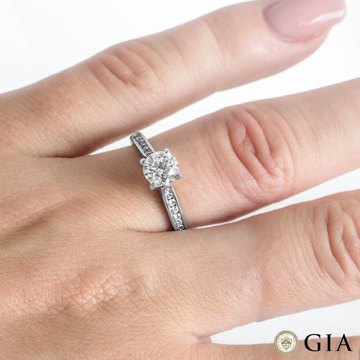 Bague en or blanc certifiée GIA avec diamant taille brillant rond de 0,90 carat H/VS1 Pour femmes en vente