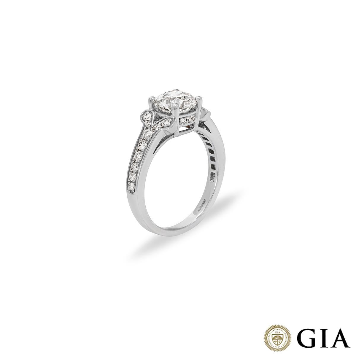 Ein atemberaubender Verlobungsring aus 18 Karat Weißgold mit Diamanten. Der Ring ist in der Mitte mit einem runden Diamanten im Brillantschliff mit einem Gewicht von 1,50ct, Farbe F und Reinheit SI1 besetzt. Der zentrale Diamant wird durch 20 runde
