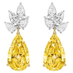 Boucles d'oreilles pendantes composées de diamants jaunes et blancs en forme de poire, certifiées GIA