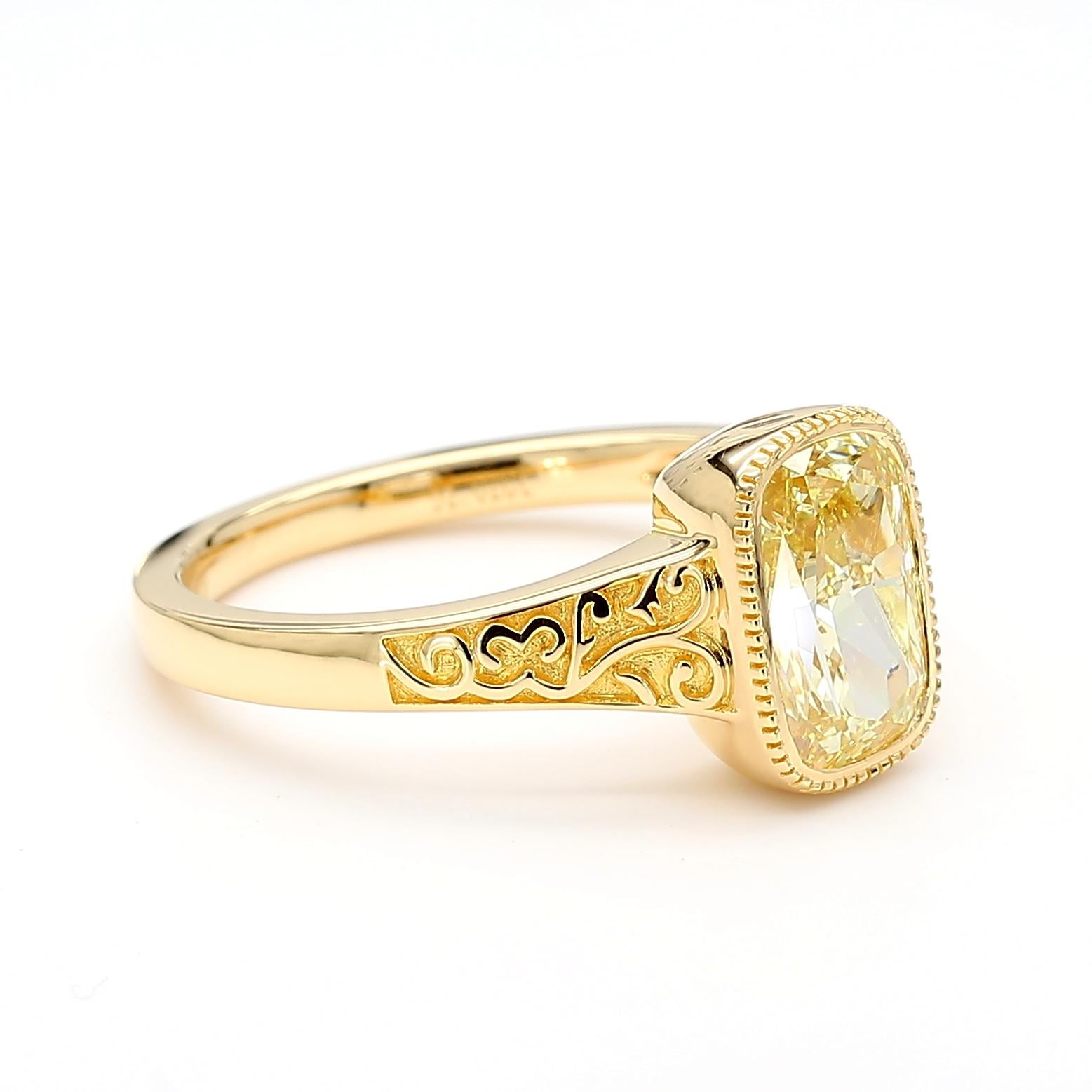 GIA Certified Fancy Yellow 2.02 Carat Diamond Bezel Set Ring in 18K Yellow Gold Corte cojín en venta