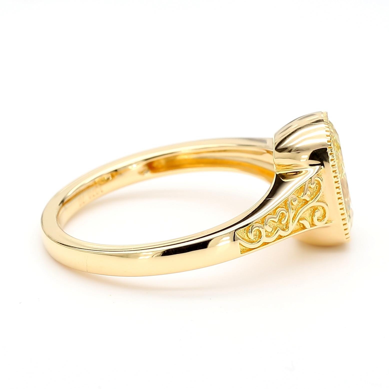 GIA Certified Fancy Yellow 2.02 Carat Diamond Bezel Set Ring in 18K Yellow Gold en Nuevo estado para la venta en New York, NY