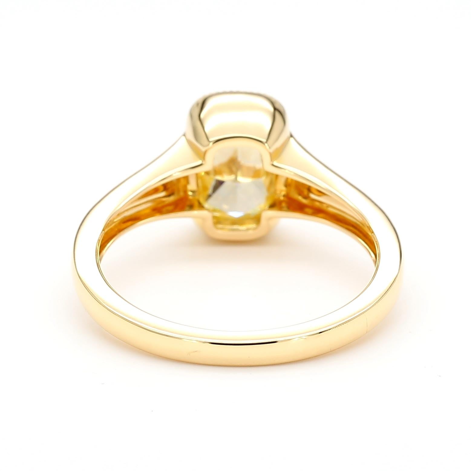 GIA Certified Fancy Yellow 2.02 Carat Diamond Bezel Set Ring in 18K Yellow Gold en venta 1