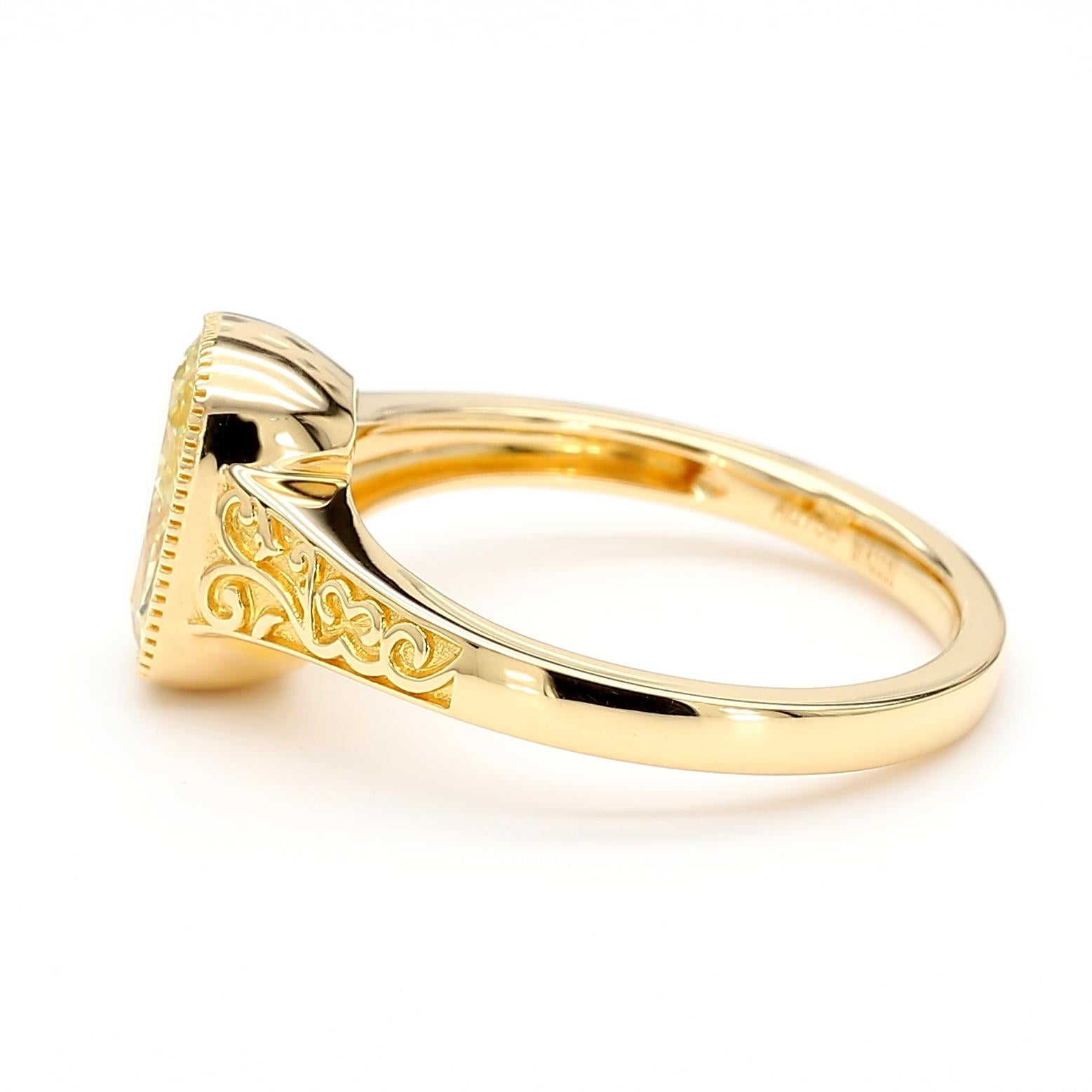 GIA Certified Fancy Yellow 2.02 Carat Diamond Bezel Set Ring in 18K Yellow Gold en venta 2
