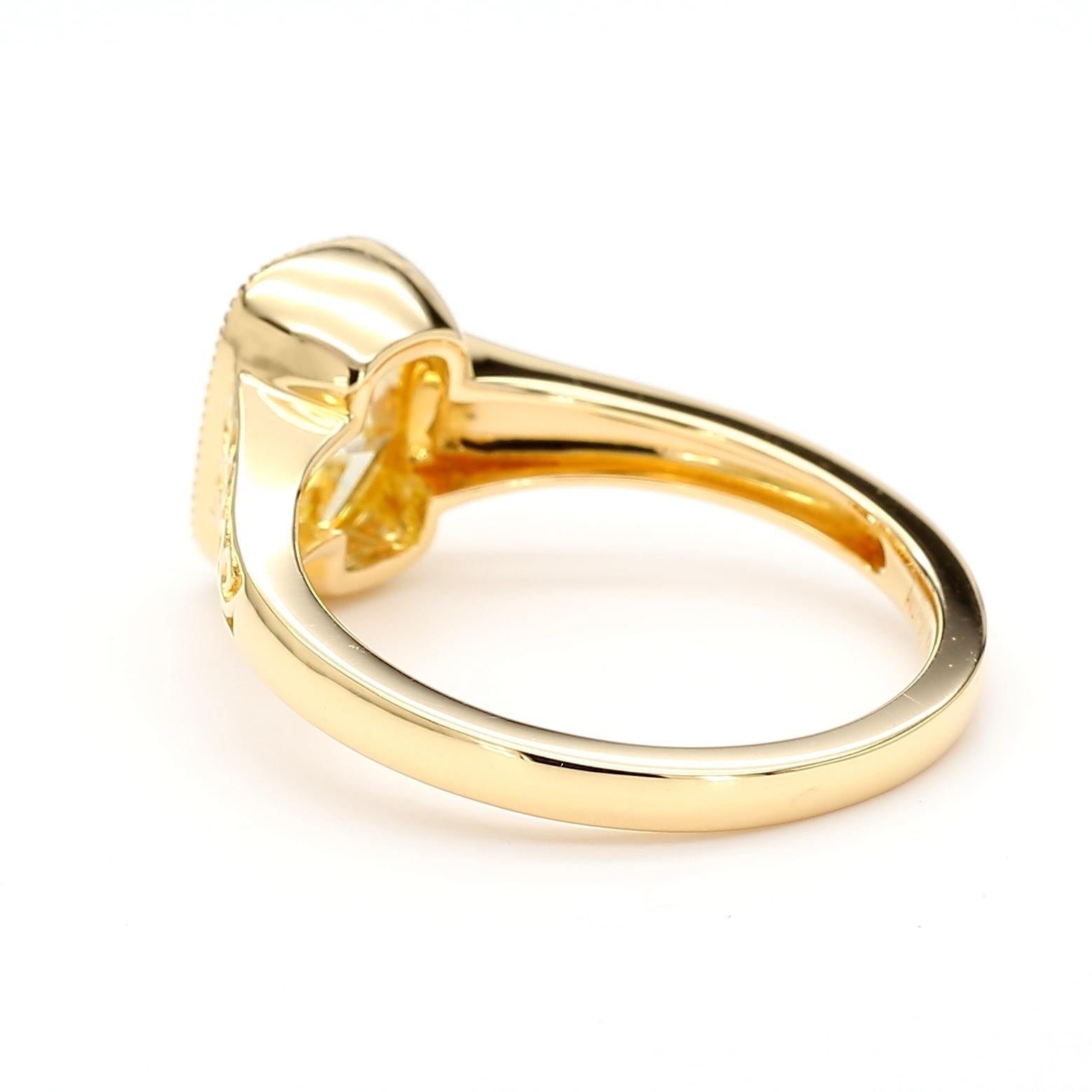 GIA Certified Fancy Yellow 2.02 Carat Diamond Bezel Set Ring in 18K Yellow Gold en venta 3