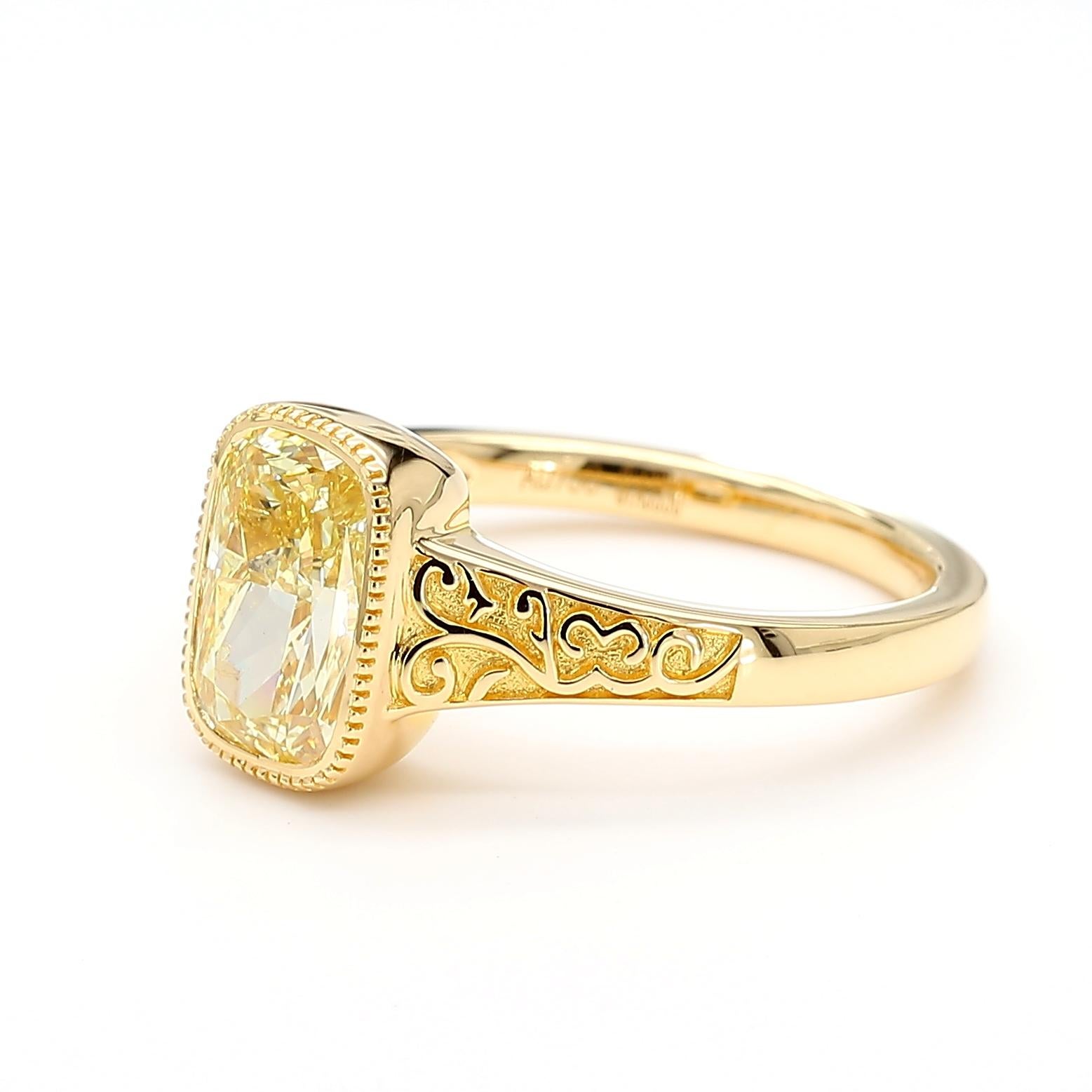 GIA Certified Fancy Yellow 2.02 Carat Diamond Bezel Set Ring in 18K Yellow Gold en venta 4
