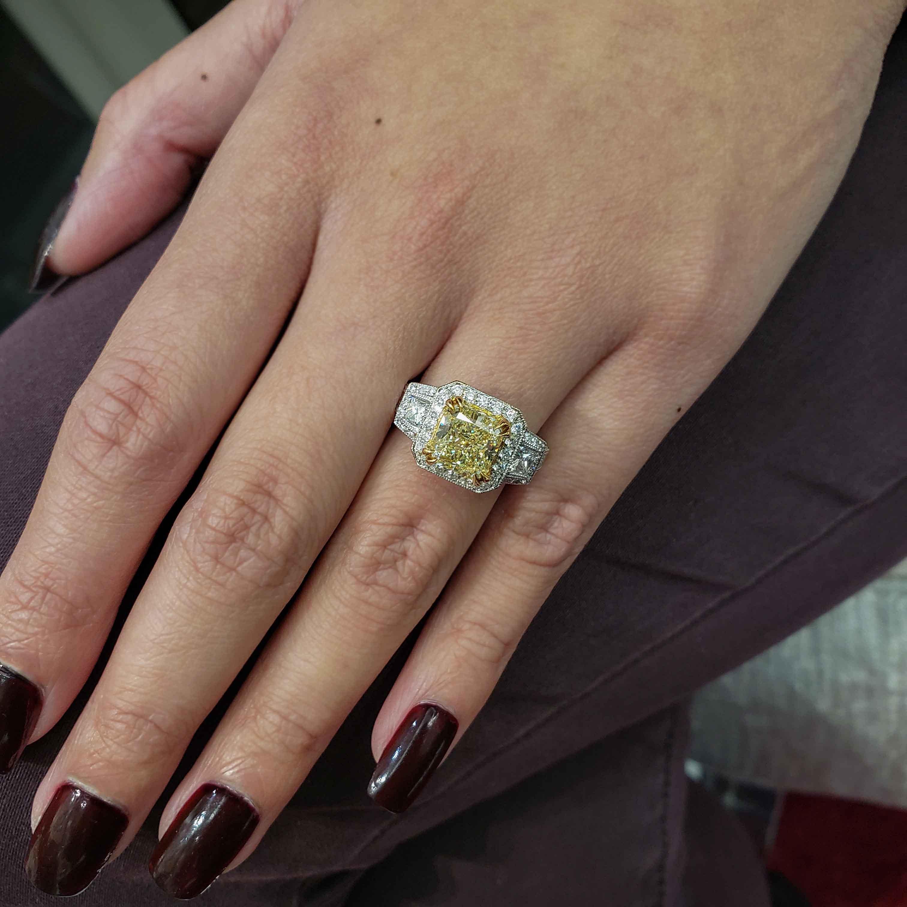 Taille radiant Bague de fiançailles Halo en diamant jaune certifié GIA de 3,40 carats à taille rayonnante en vente