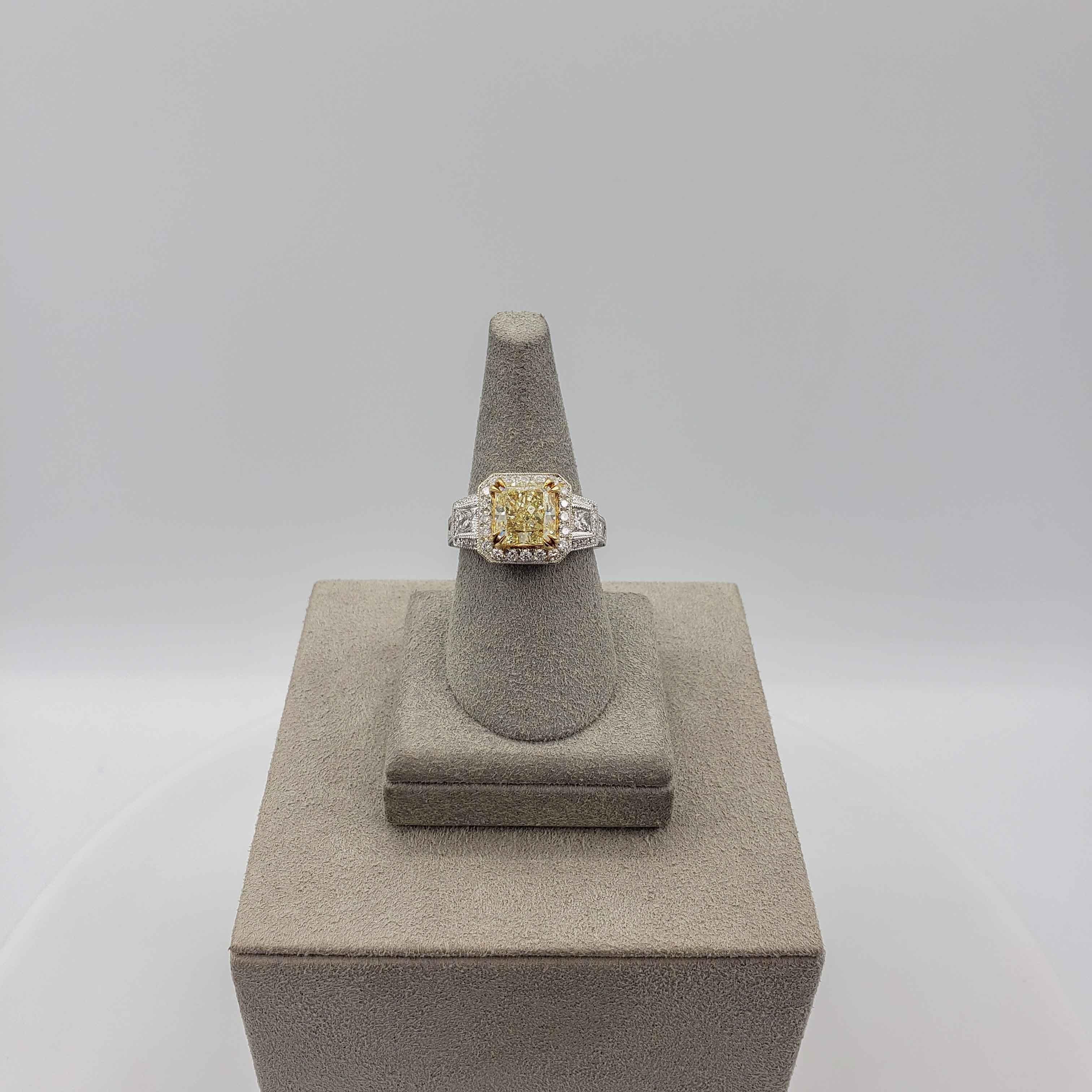 Bague de fiançailles Halo en diamant jaune certifié GIA de 3,40 carats à taille rayonnante Neuf - En vente à New York, NY