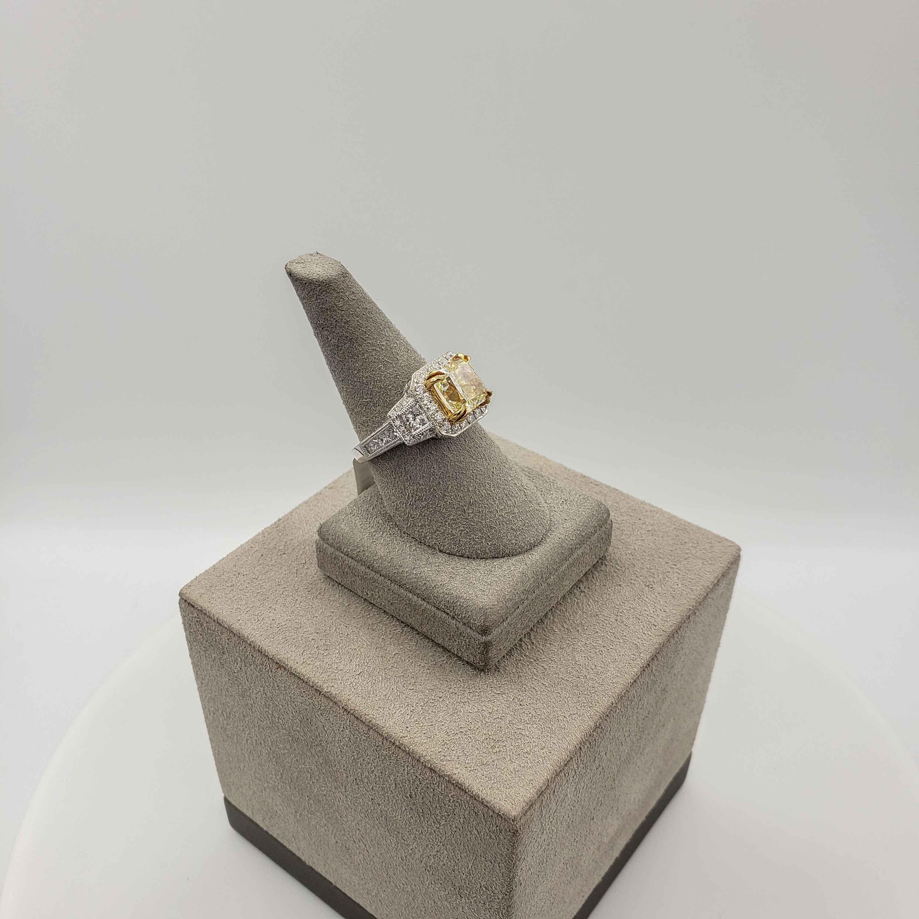 Verlobungsring mit GIA-zertifiziertem 3,40 Karat gelbem Diamant-Halo im Strahlenschliff für Damen oder Herren im Angebot