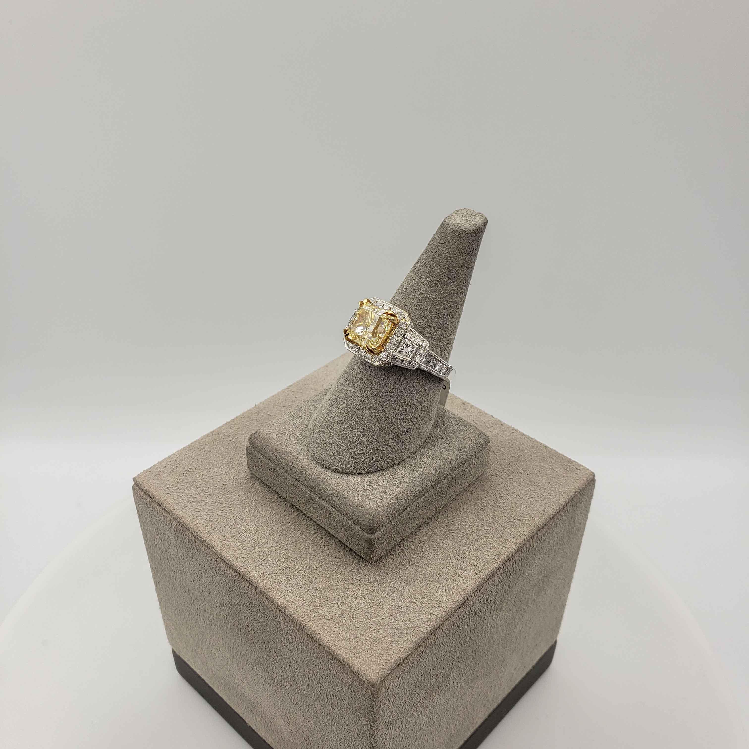 Verlobungsring mit GIA-zertifiziertem 3,40 Karat gelbem Diamant-Halo im Strahlenschliff im Angebot 1
