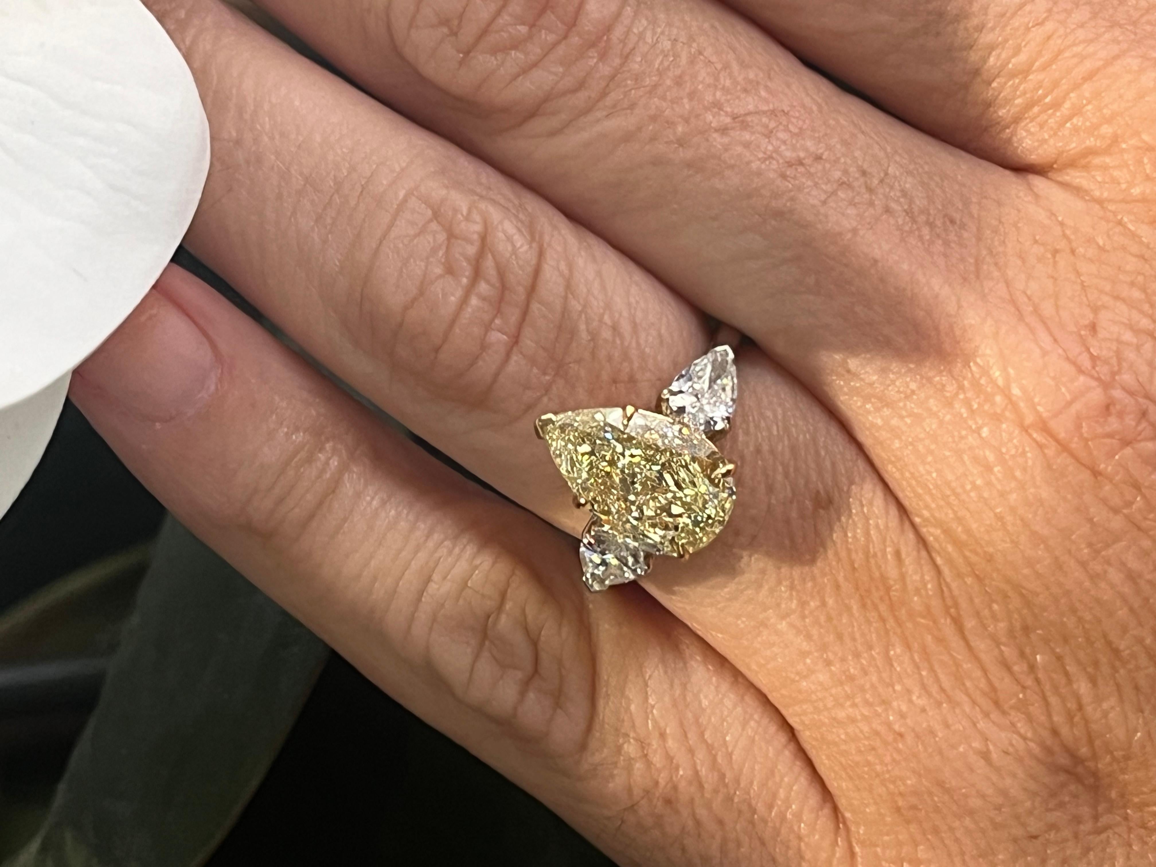 Verlobungsring aus Platin 950 und 18 Karat Gold mit GIA 4,01 Karat gelbem Diamanten 1