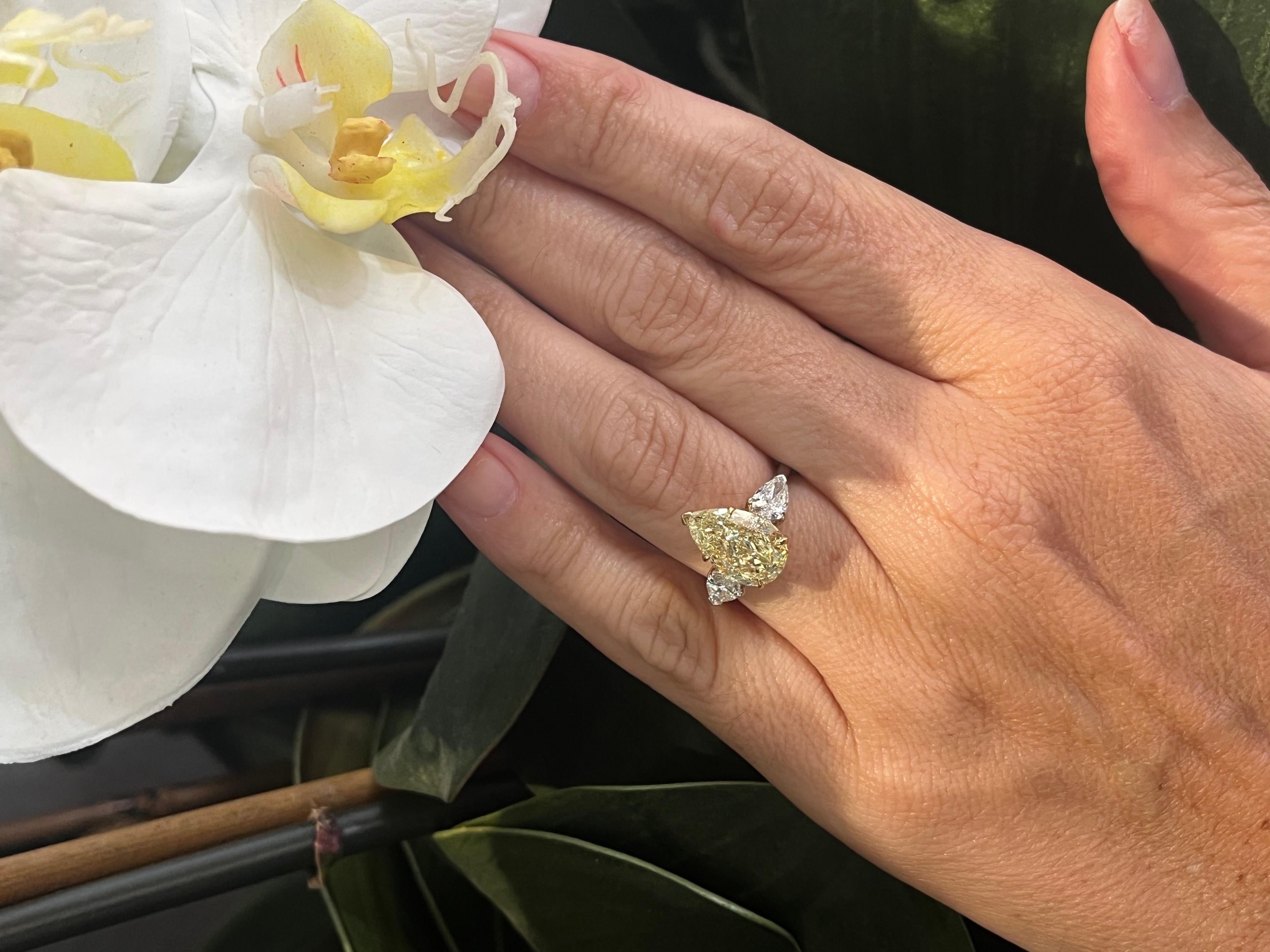 Verlobungsring aus Platin 950 und 18 Karat Gold mit GIA 4,01 Karat gelbem Diamanten 2