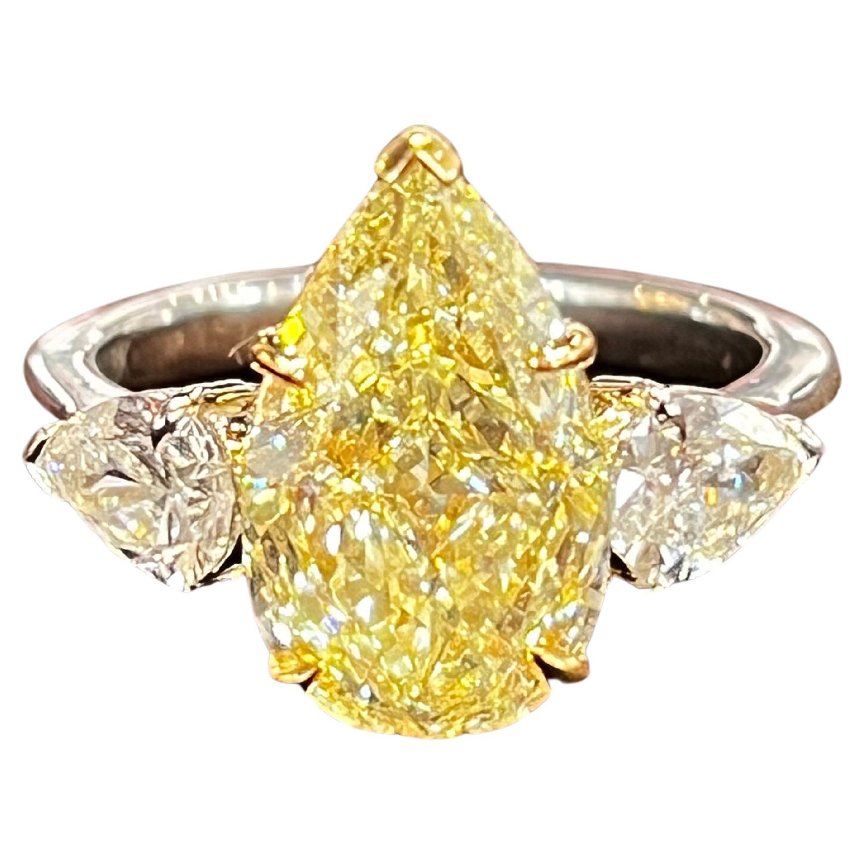 Verlobungsring aus Platin 950 und 18 Karat Gold mit GIA 4,01 Karat gelbem Diamanten im Angebot