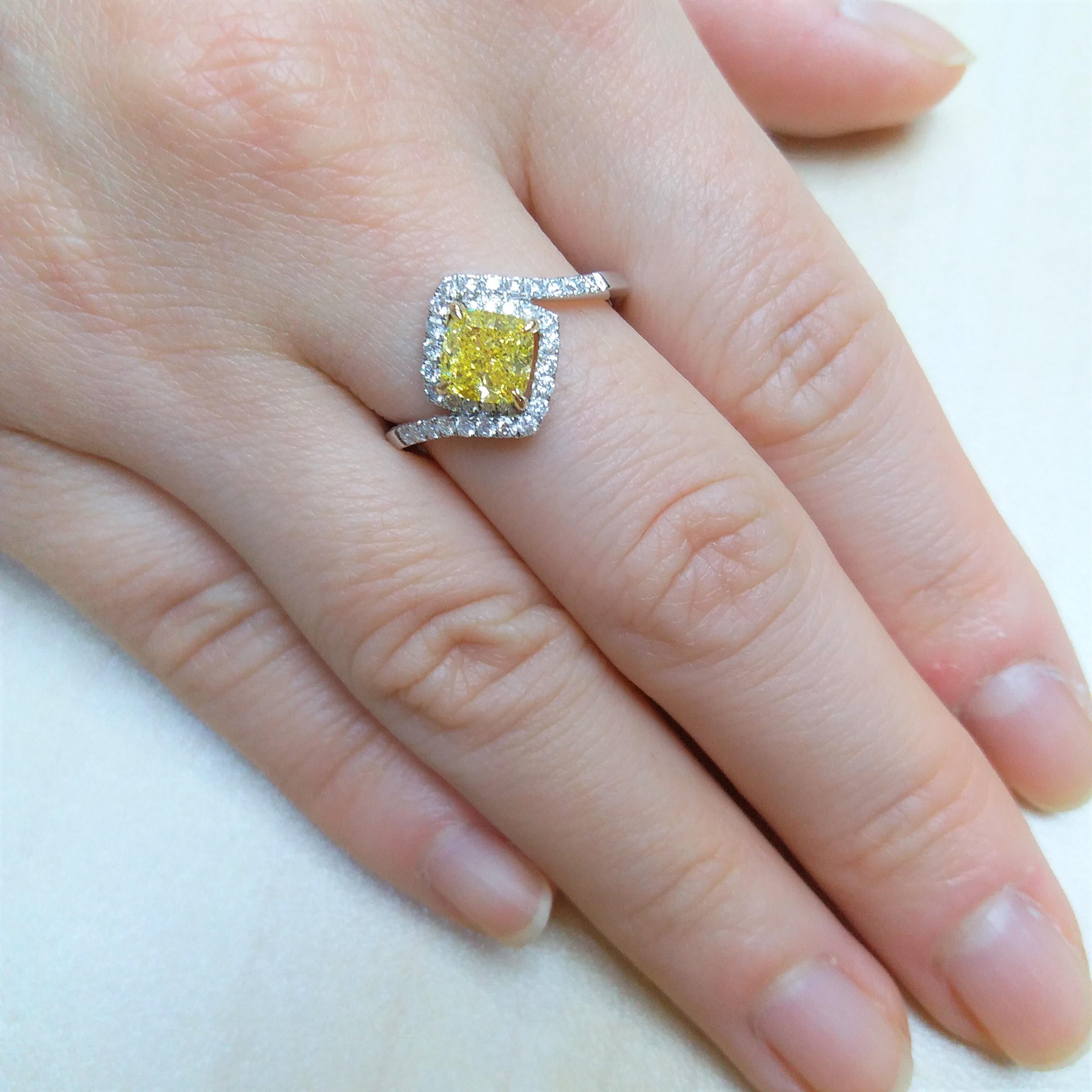 Donna Anello di fidanzamento in platino con diamante giallo certificato GIA in vendita