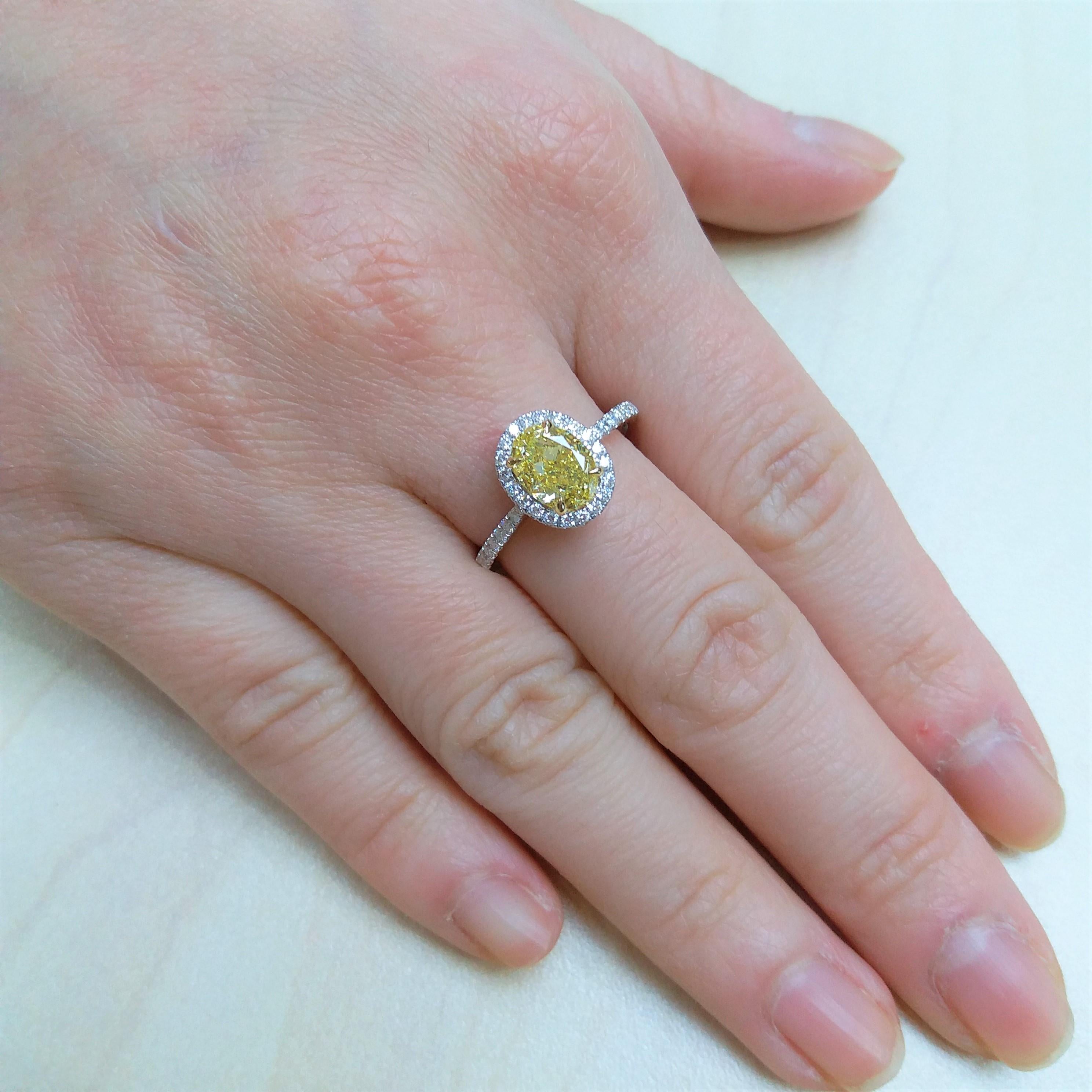 Bague de mariage en or 18 carats avec diamant jaune certifié GIA et diamant blanc en vente 1