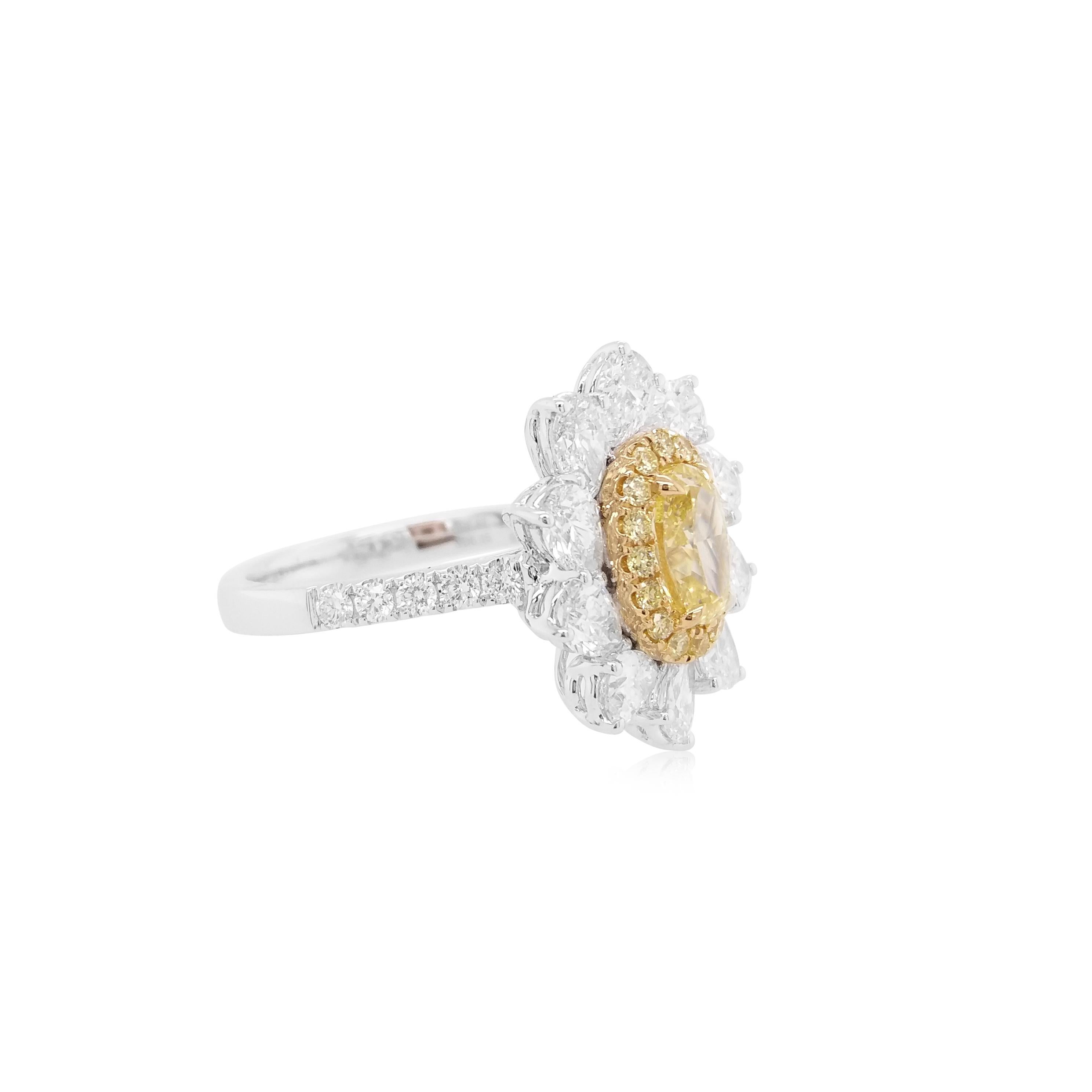 GIA Certified Yellow Diamond White Diamond 18K Gold Engagement Ring In New Condition For Sale In Hong Kong, HK