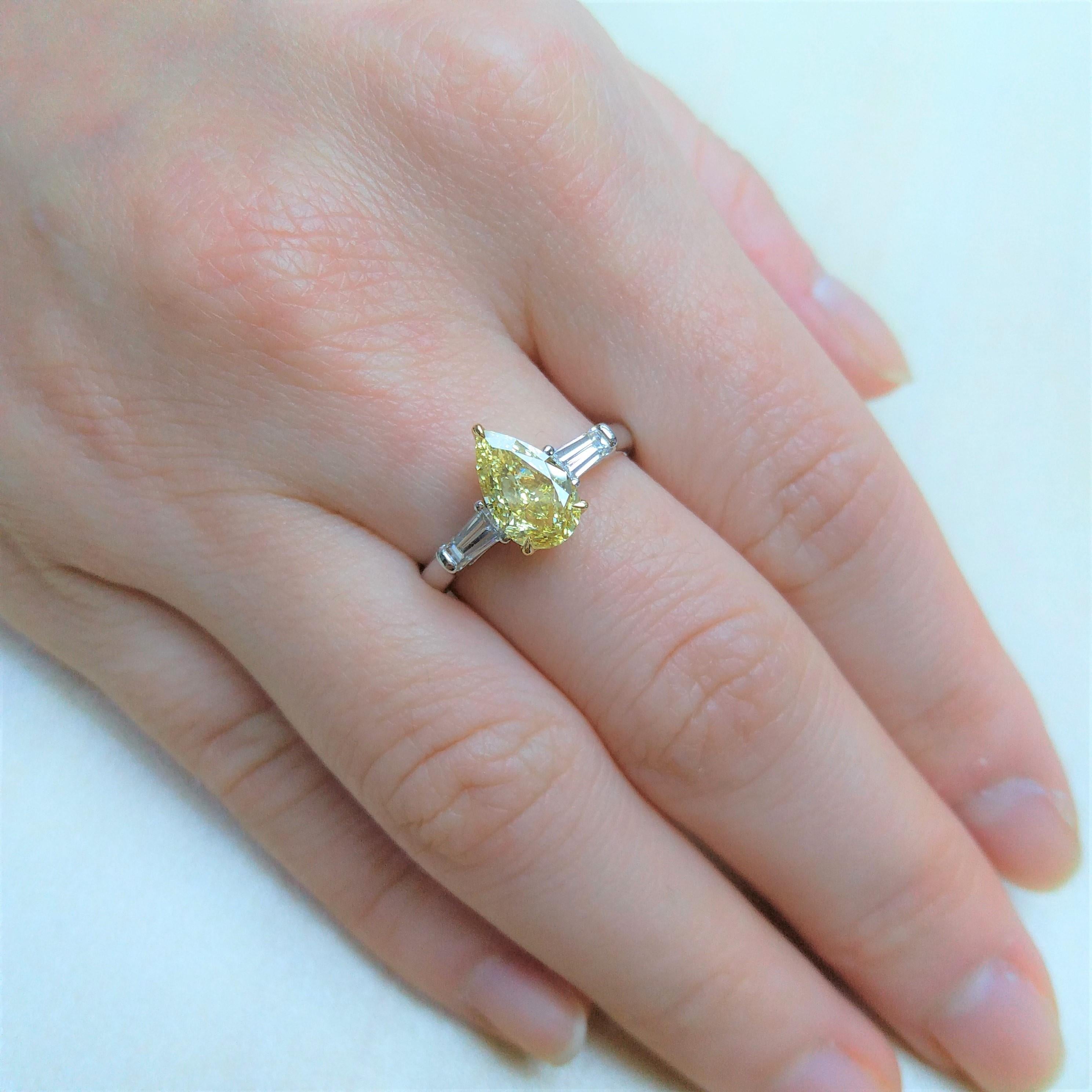 Donna Anello di fidanzamento con diamante giallo certificato GIA e diamante bianco in oro 18 carati in vendita