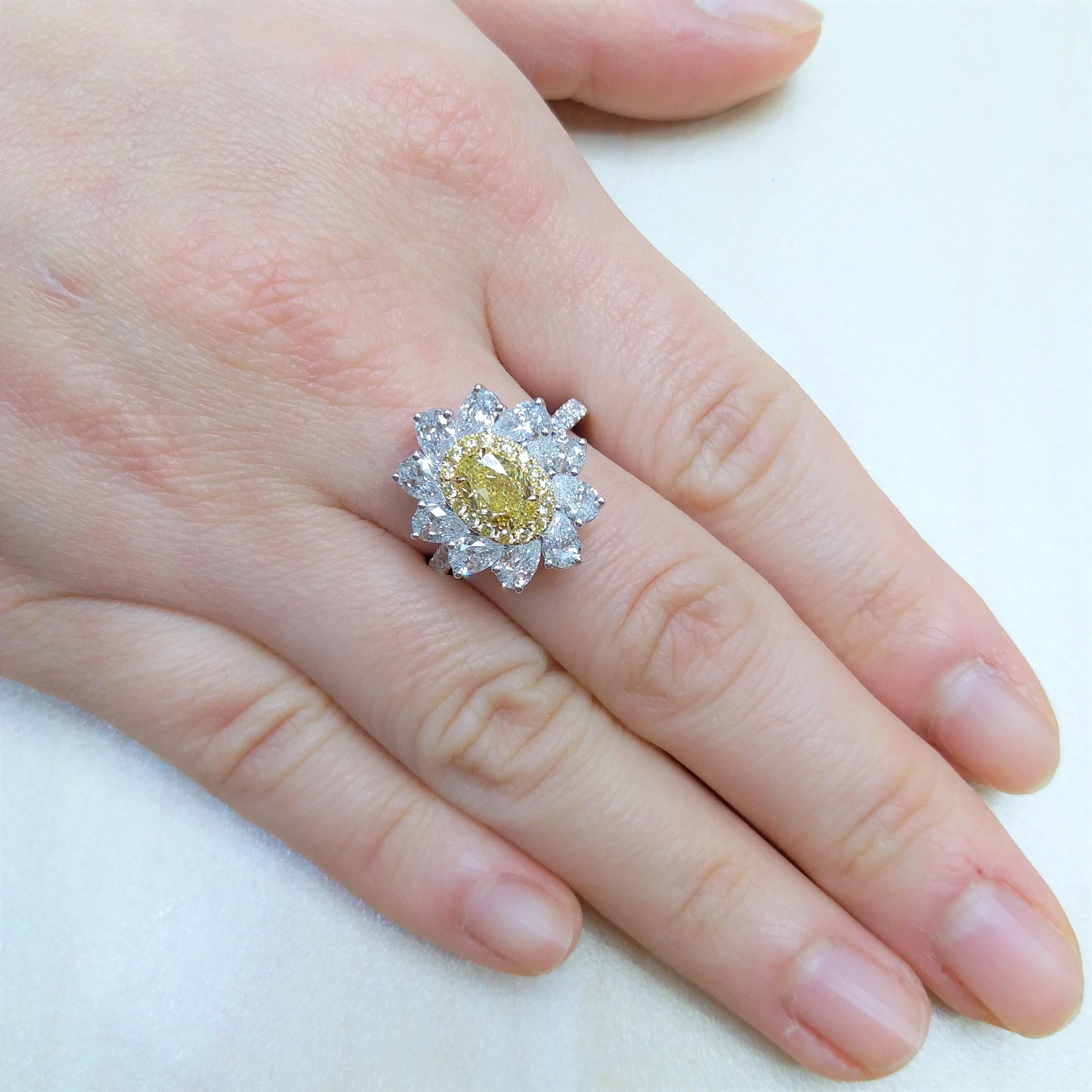 Women's GIA Certified Yellow Diamond White Diamond 18K Gold Engagement Ring For Sale