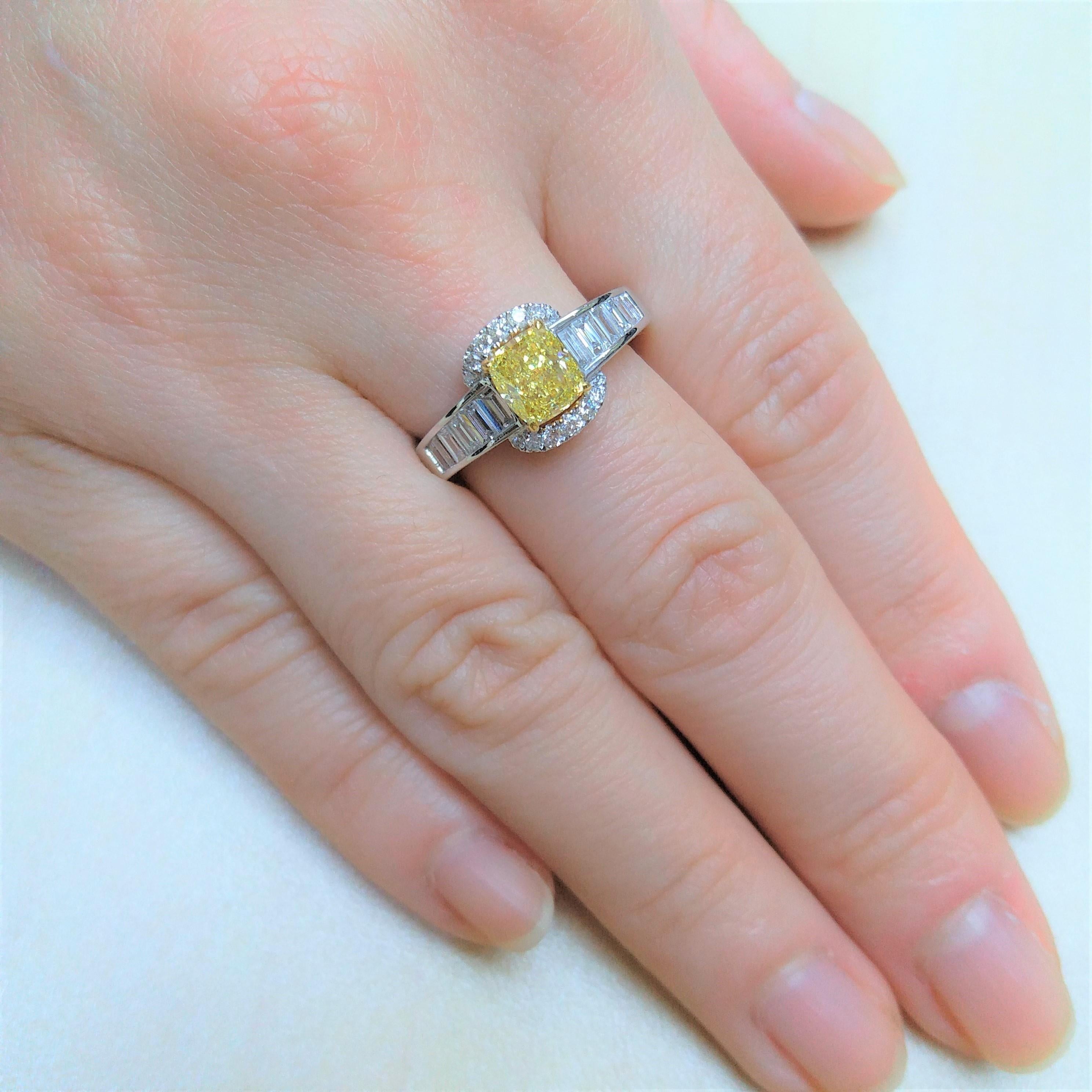 Anello di fidanzamento in platino con diamante giallo certificato GIA e diamante bianco In condizioni Nuovo in vendita a Hong Kong, HK