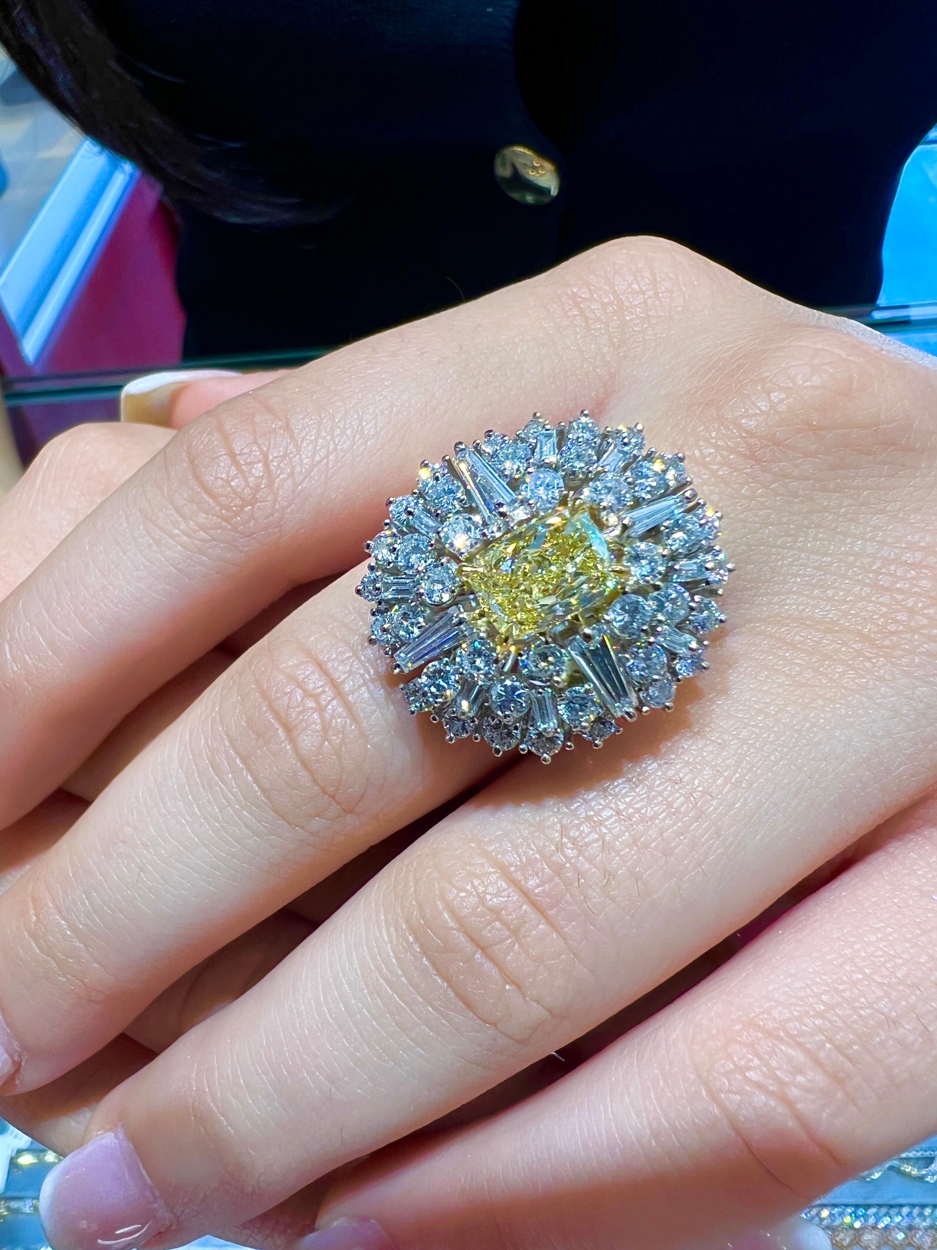 Diamante giallo Fancy solitario, in mezzo a una favolosa esplosione di diamanti. Qui in primo piano c'è uno splendido anello da cocktail con diamante simile a quello del sole! La pietra centrale è certificata GIA, 1,74 carati, taglio Brilliante