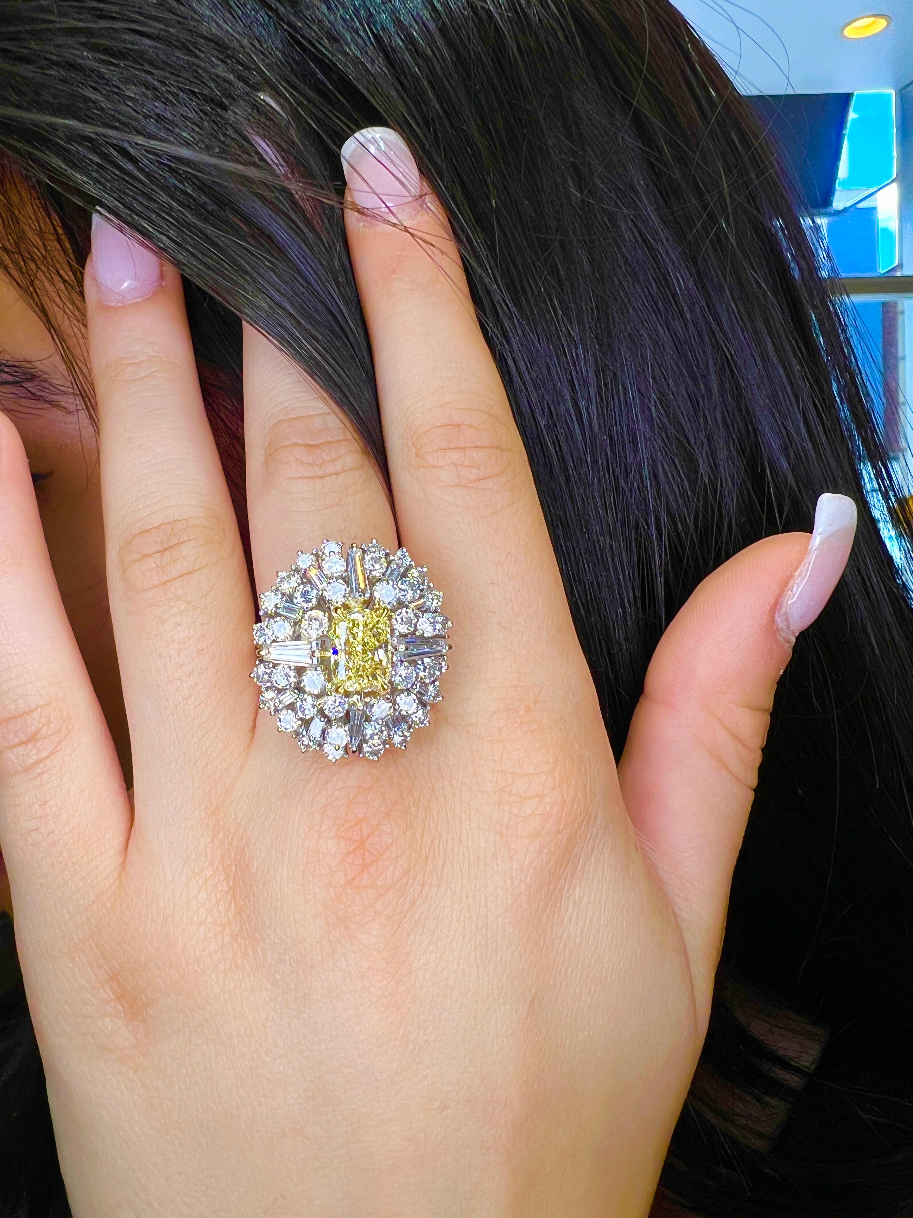 GIA Certified Yellow Elongated Cushion Cut Cocktail Cluster Ring 7,74ct Totale In condizioni Nuovo in vendita a Great Neck, NY