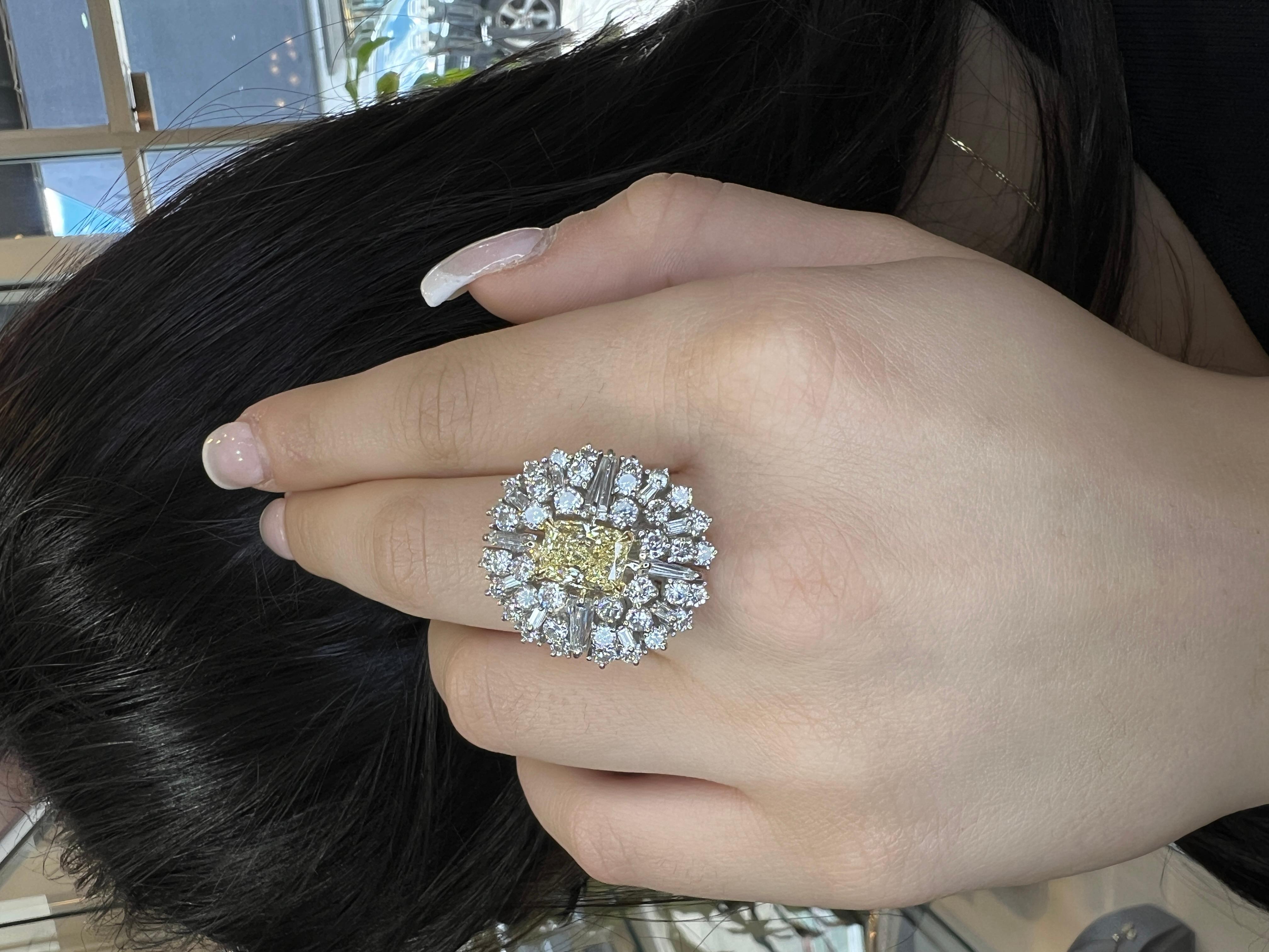 GIA Certified Yellow Elongated Cushion Cut Cocktail Cluster Ring 7,74ct Totale in vendita 1