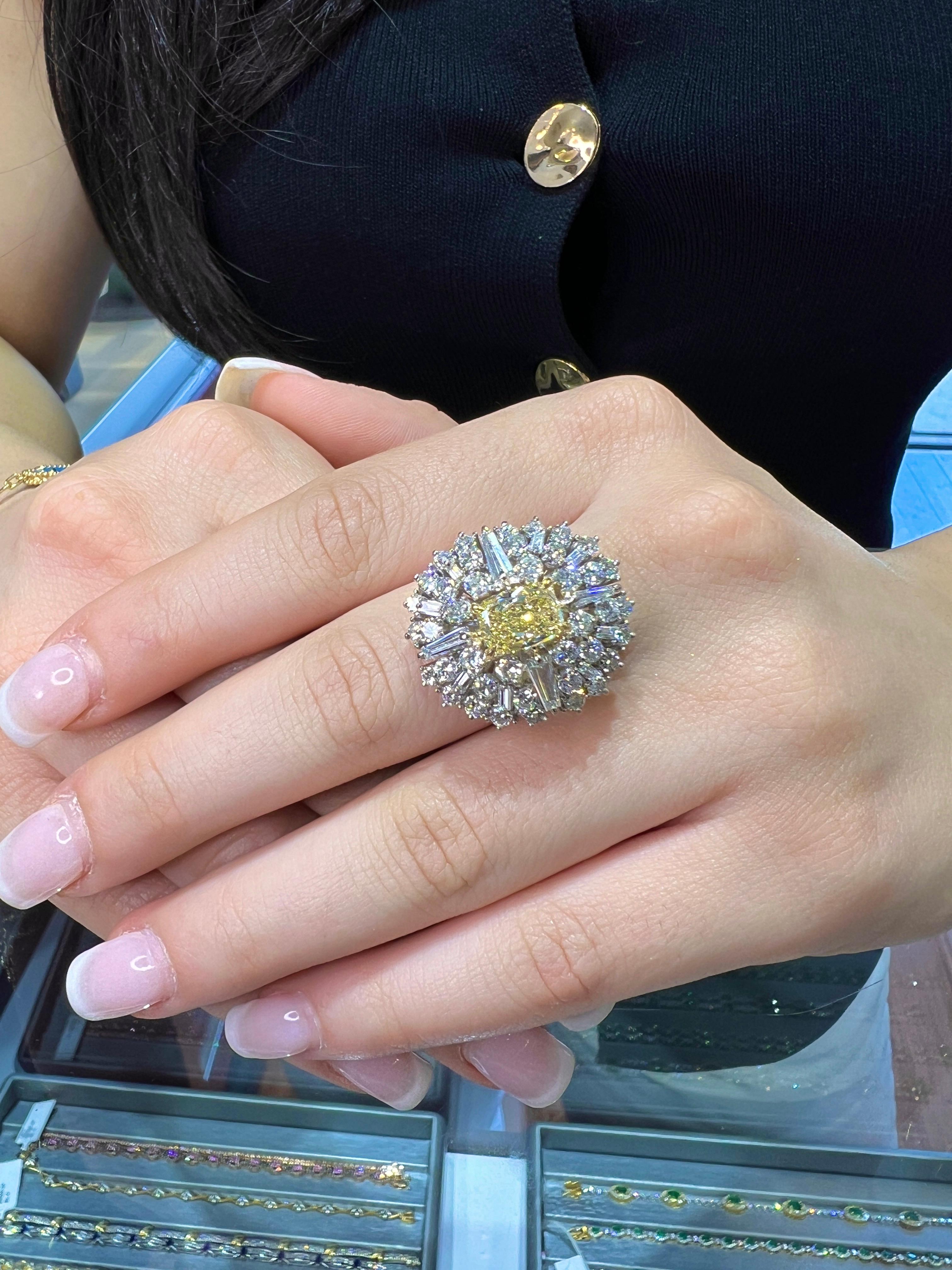 GIA Certified Yellow Elongated Cushion Cut Cocktail Cluster Ring 7,74ct Totale in vendita 2