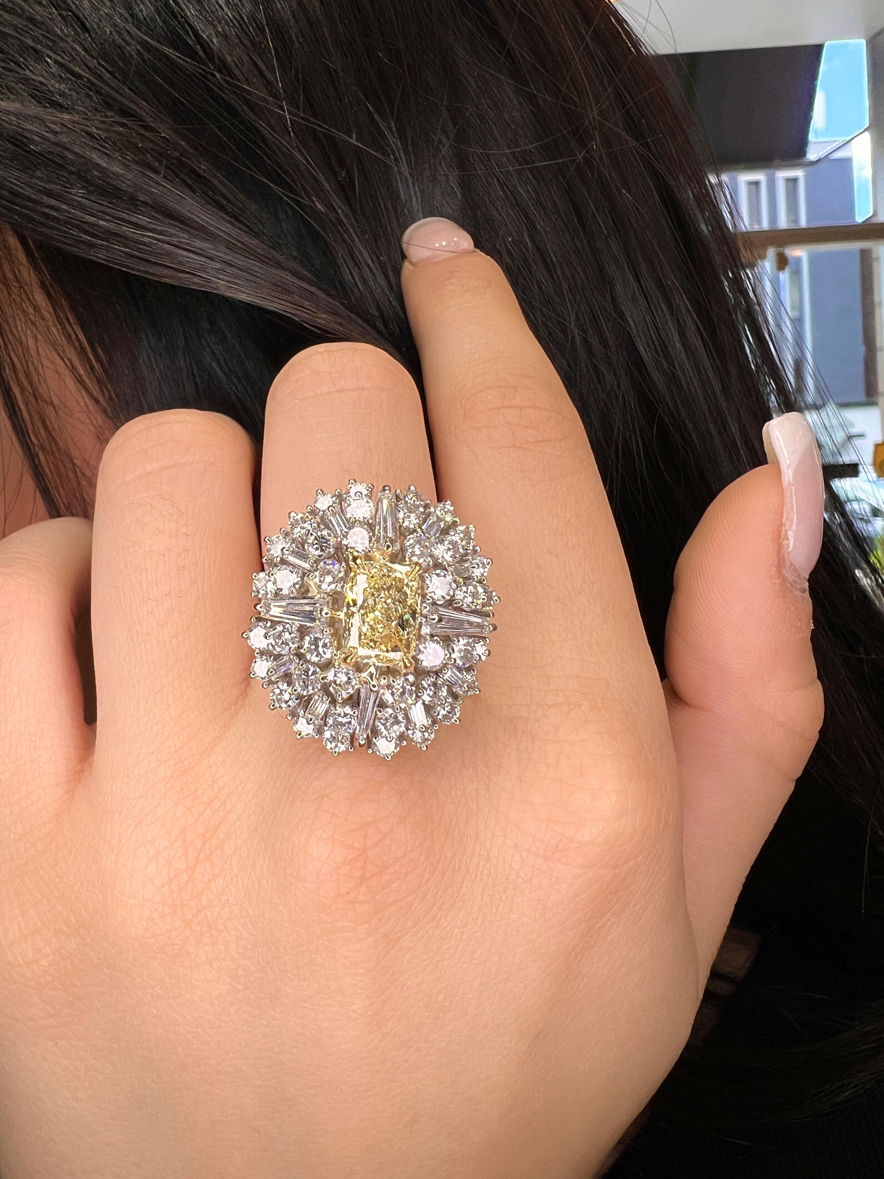 GIA Certified Yellow Elongated Cushion Cut Cocktail Cluster Ring 7,74ct Totale in vendita 3