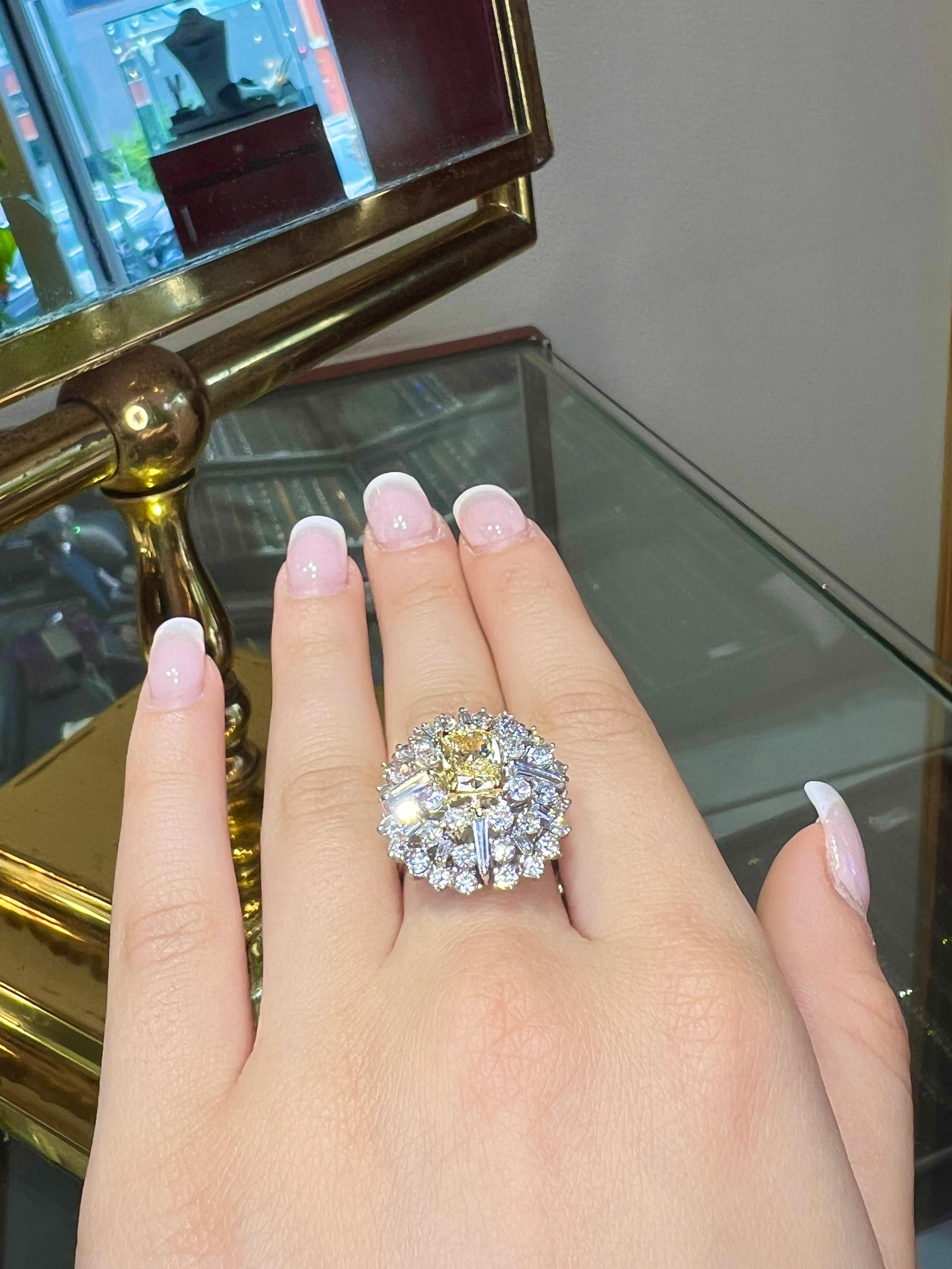 GIA Certified Yellow Elongated Cushion Cut Cocktail Cluster Ring 7,74ct Totale in vendita 4