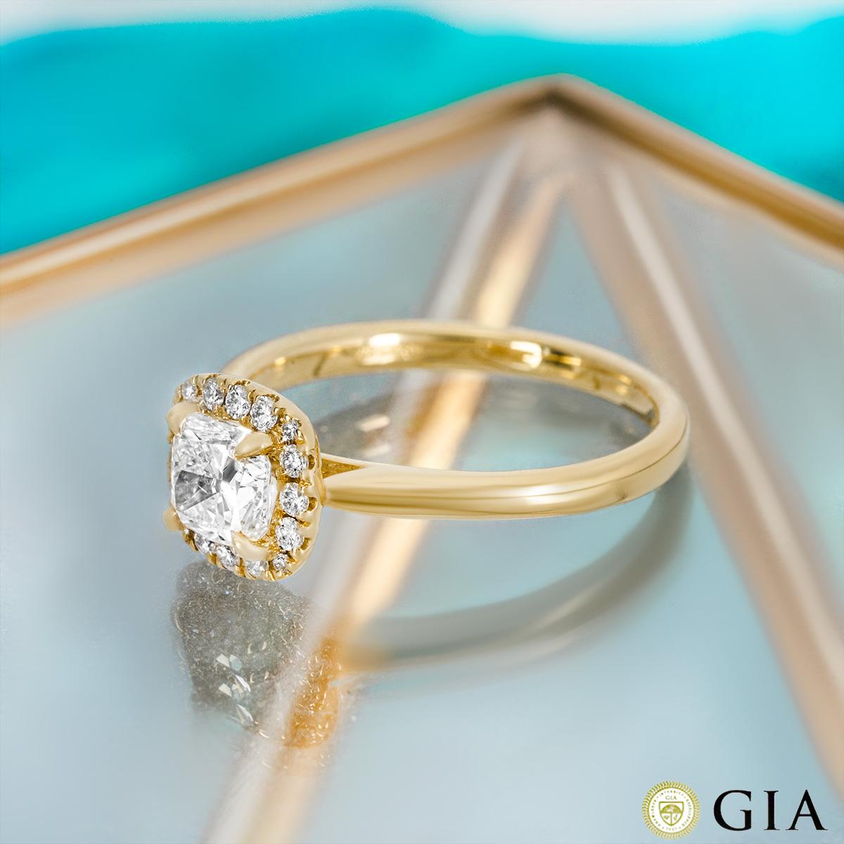 Bague de fiançailles en or jaune certifiée GIA avec diamant taille coussin de 0,71 carat I/SI1 en vente 3