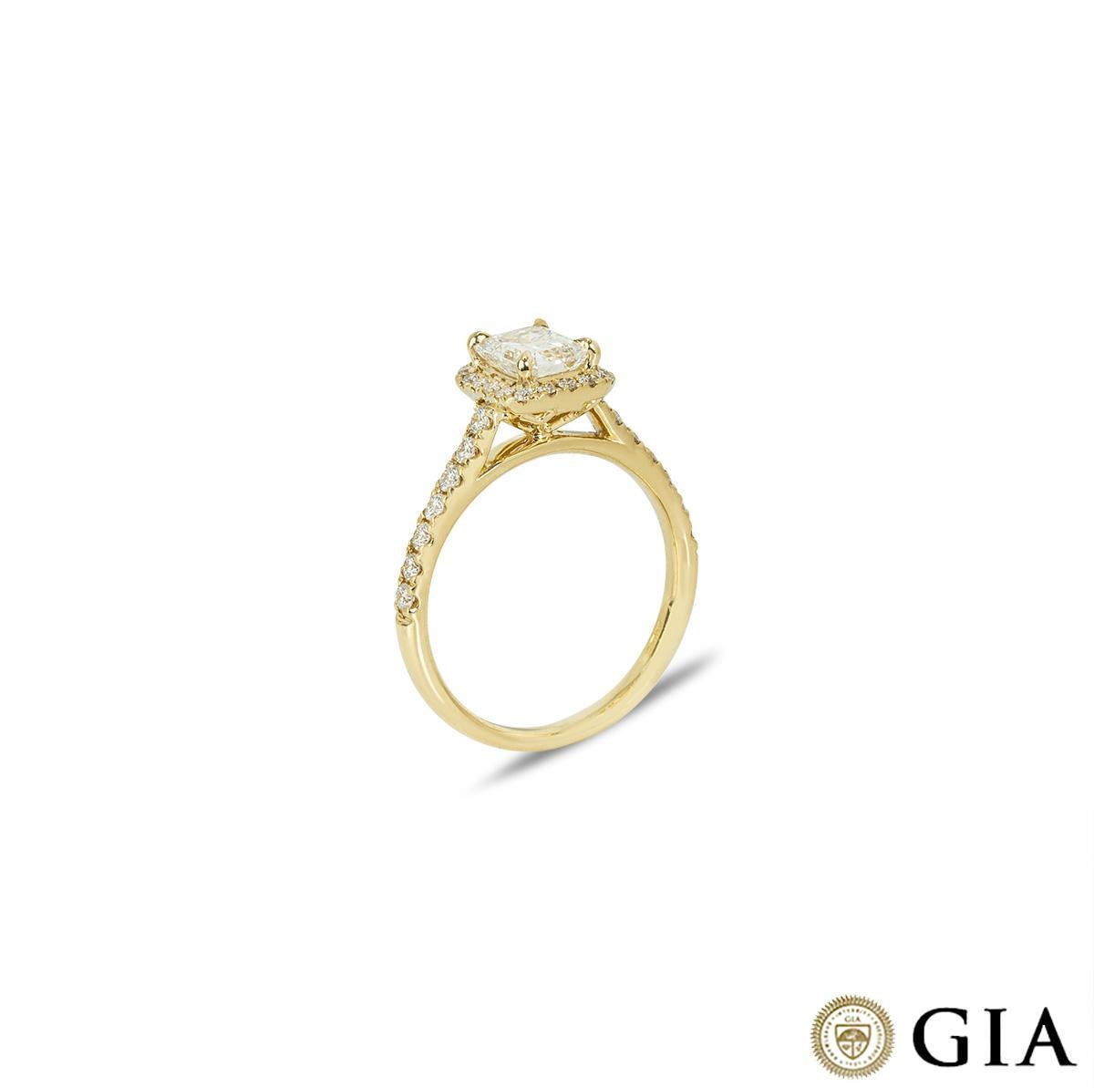 Ein wunderschöner Verlobungsring aus 18 Karat Gelbgold mit Diamanten. In der Mitte des Rings befindet sich ein Diamant im Smaragdschliff mit einem Gewicht von 0,95ct, Farbe F und Reinheit VVS1. Den zentralen Diamanten akzentuieren 32 runde Diamanten
