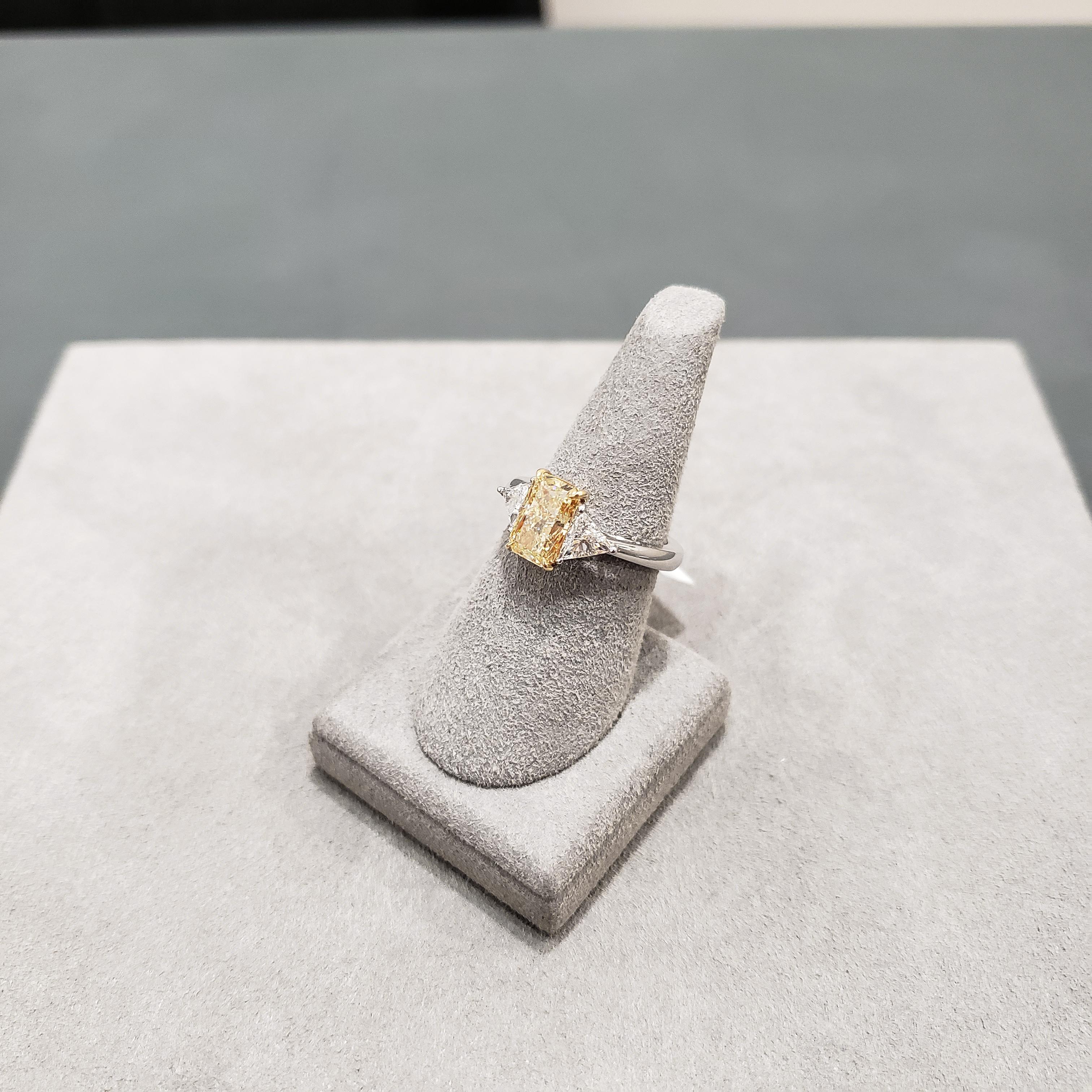 Verlobungsring mit drei Steinen, GIA-zertifizierter 2,02 Karat gelber Diamant im Strahlenschliff (Radiantschliff) im Angebot
