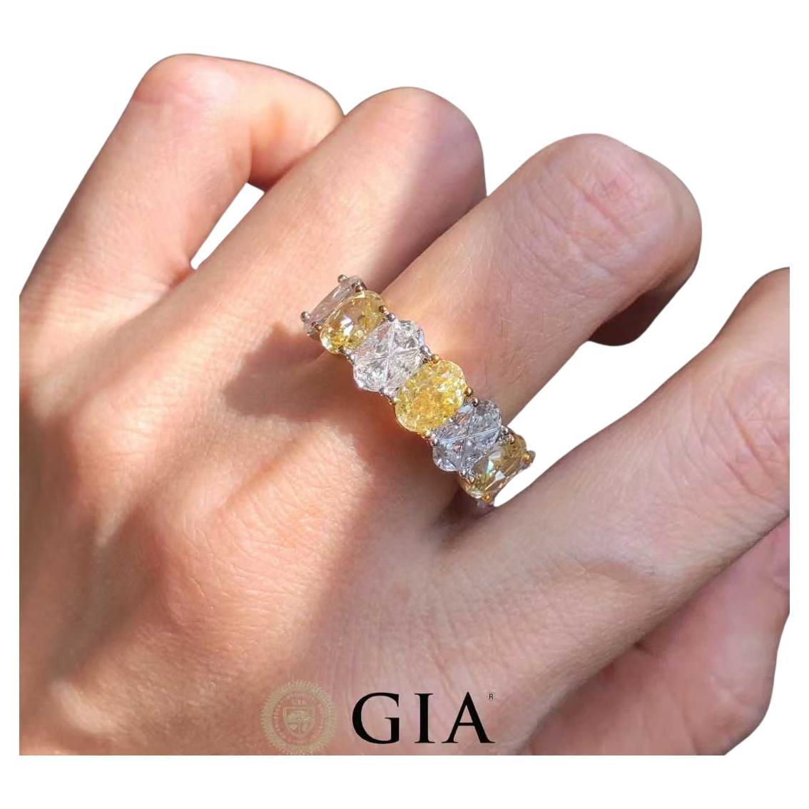 En venta: Anillo de media banda de eternidad con diamantes amarillos y blancos certificados por GIA