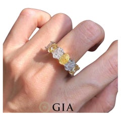 Anillo de media banda de eternidad con diamantes amarillos y blancos certificados por GIA