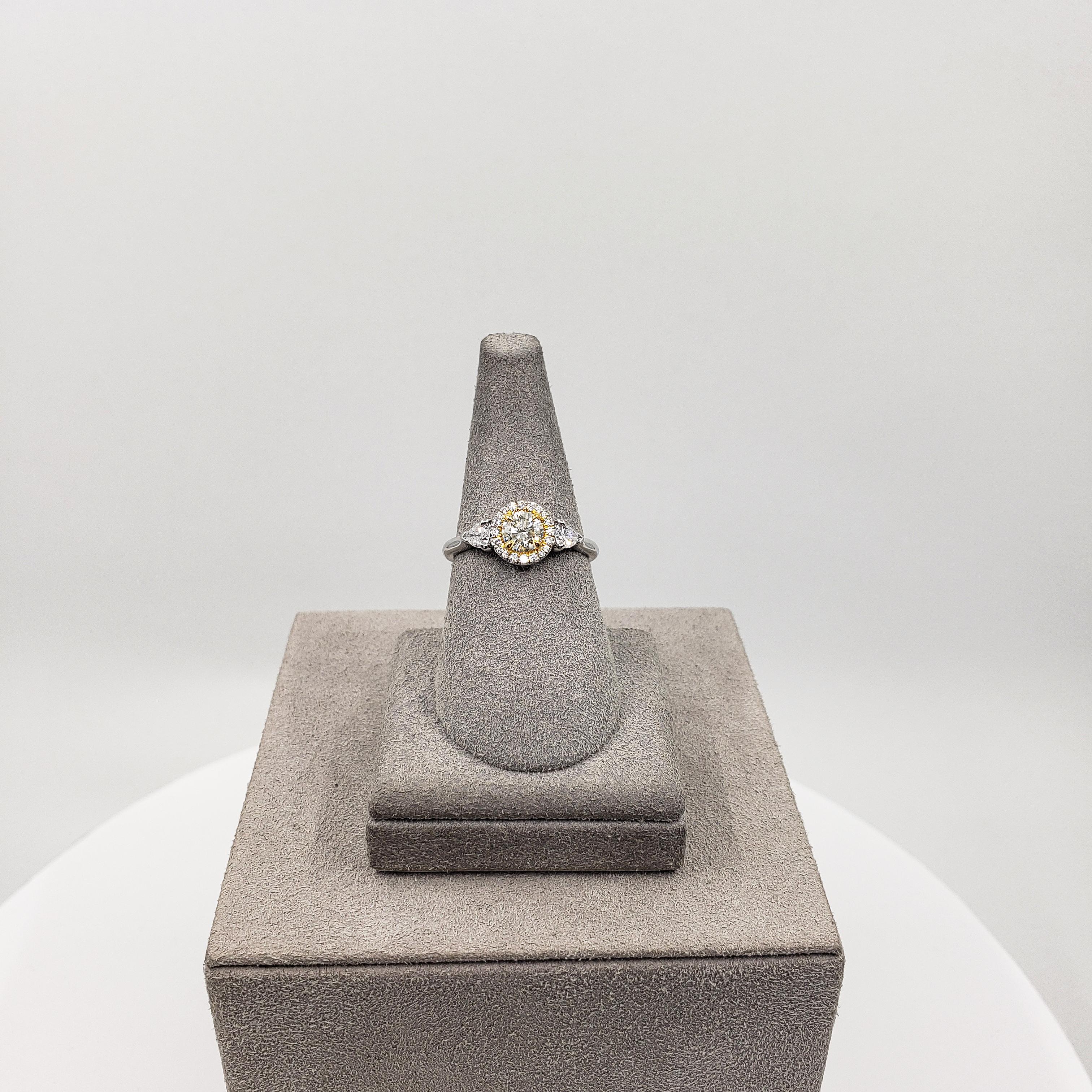 Bague de fiançailles à trois pierres avec diamant vert jauneâtre de 0,50 carat certifié GIA en vente 1