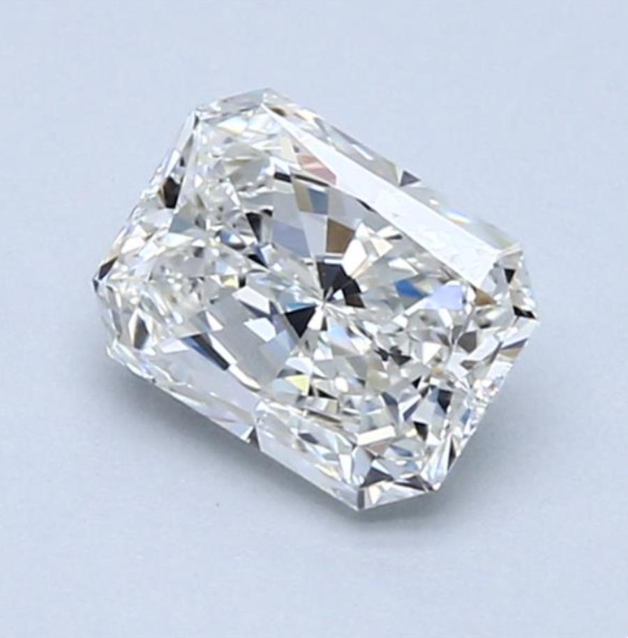 Prepárate para dejarte cautivar por el extraordinario brillo y la vida de este impresionante diamante suelto, ofrecido por Ness Diamonds. Meticulosamente tallada y elaborada por expertos, esta gema muestra un fascinante juego de luces, con un brillo