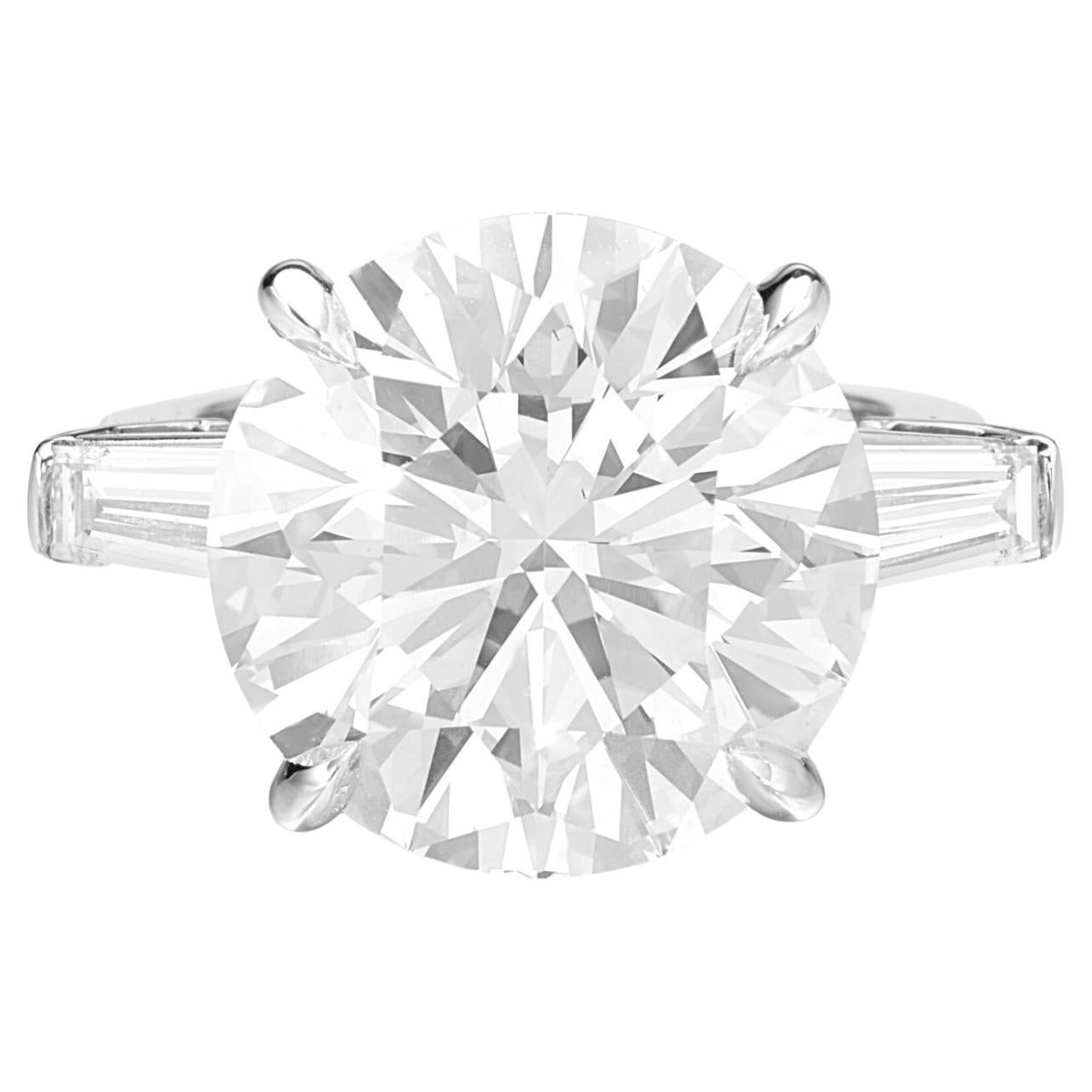 Diamante Brilliante rotondo certificato GIA da 4,02 carati F VS1 con Baguette affusolate in vendita