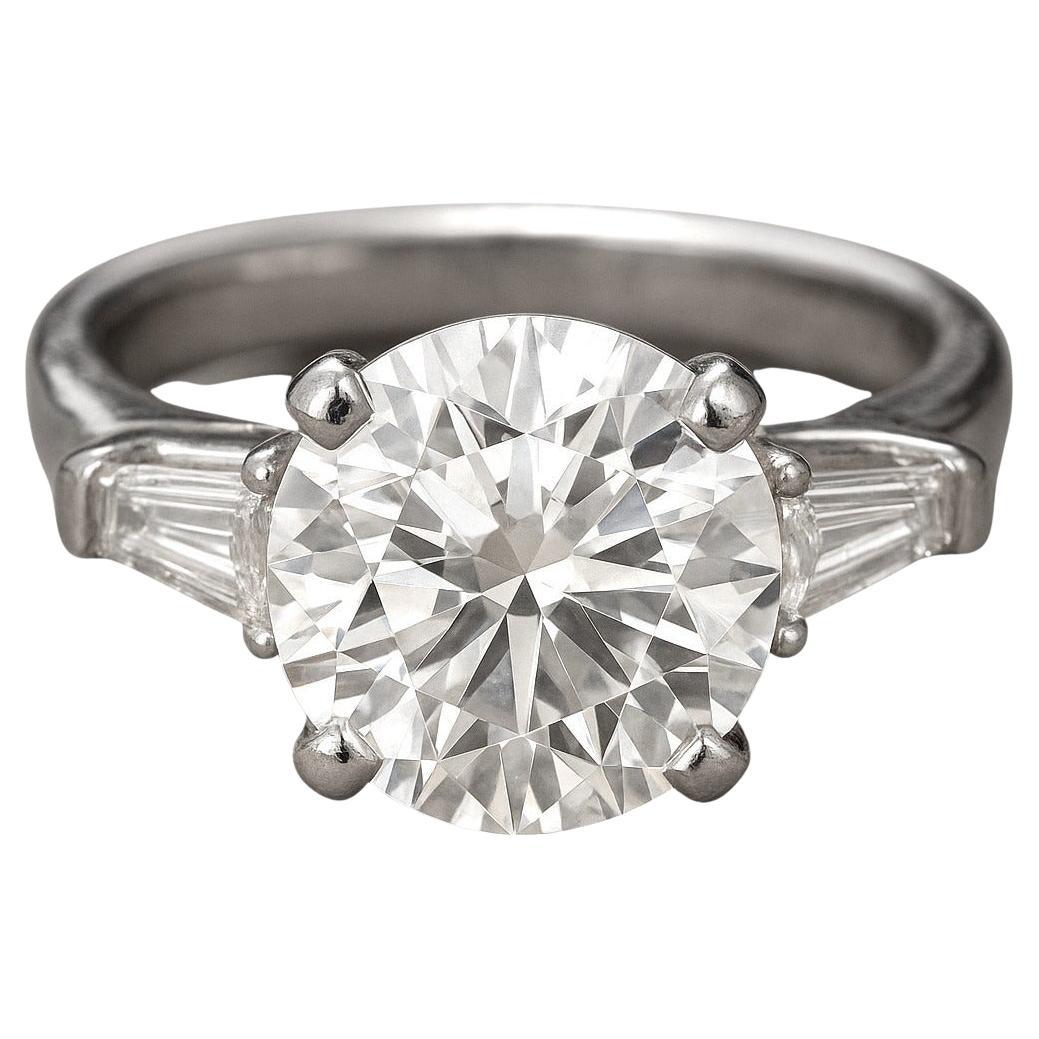 GIA Certifield 5,21 Karat Rundschliff Diamant VVS1 Ring mit verjüngtem Baguette