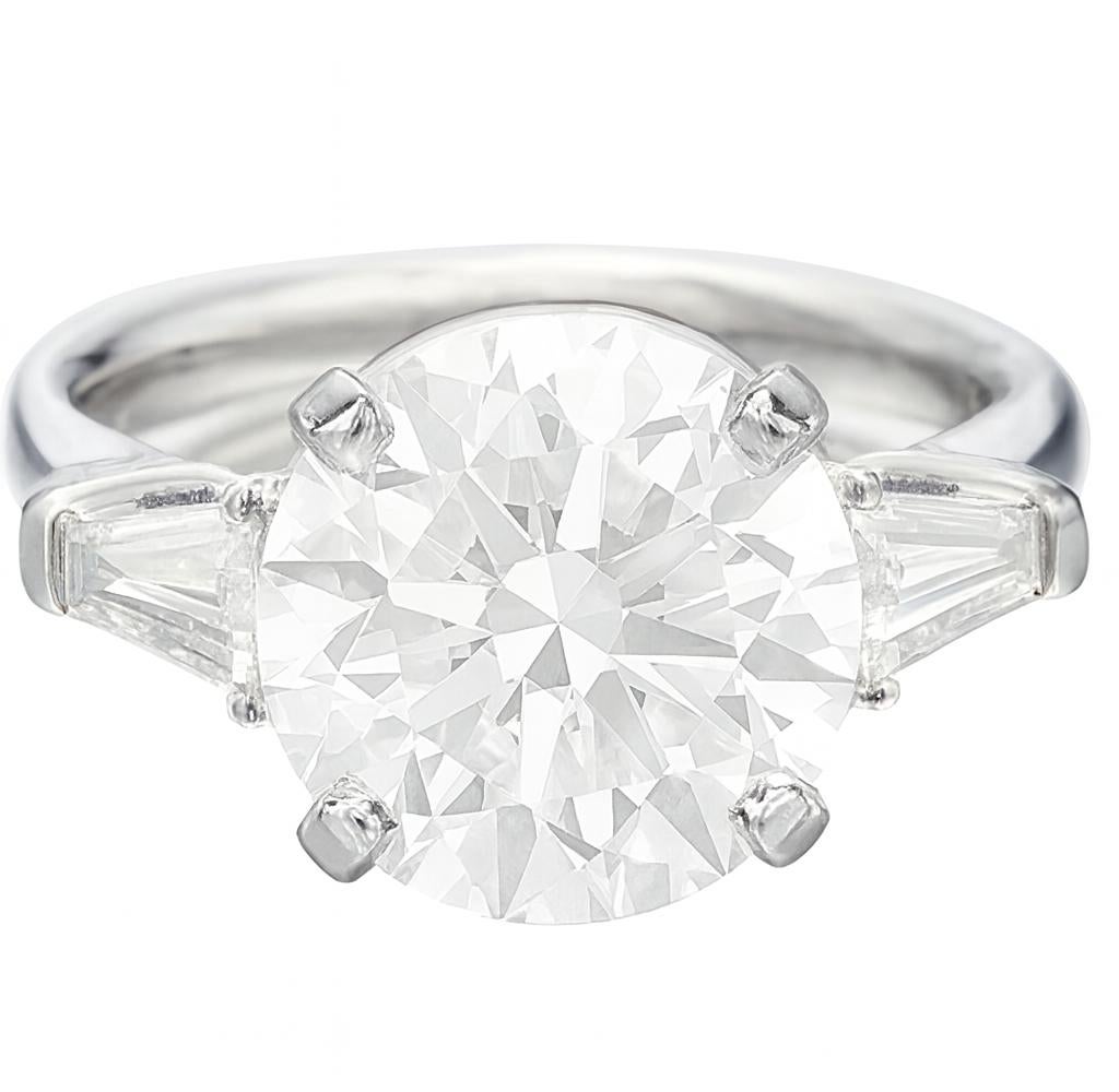 Contemporaneo Anello con diamante taglio rotondo VVS1 da 5,21 carati certificato GIA con baguette affusolata in vendita