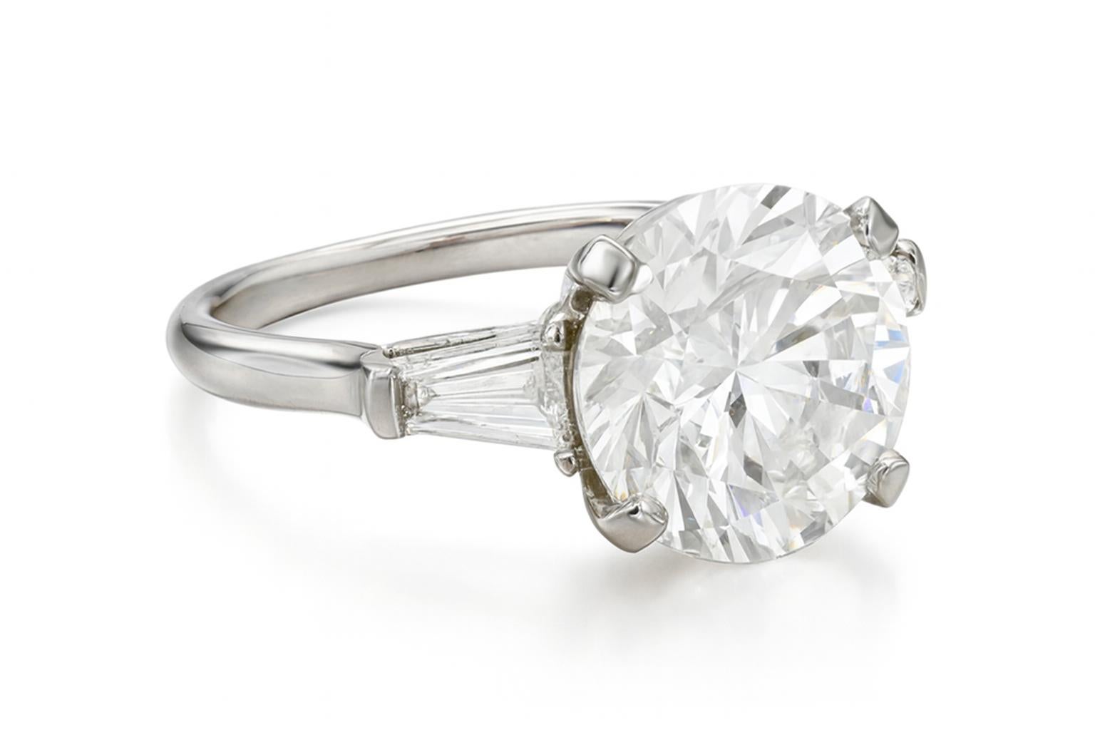 Taglio rotondo Anello con diamante taglio rotondo VVS1 da 5,21 carati certificato GIA con baguette affusolata in vendita