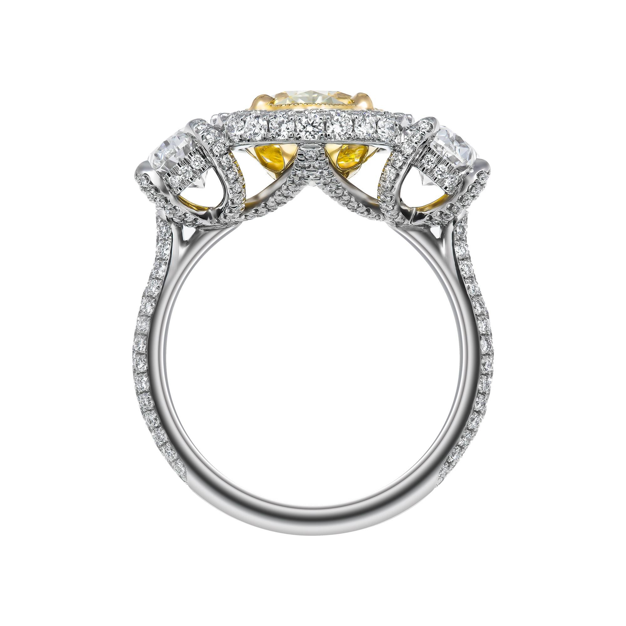 GIA-zertifizierter 3-Stein-Ring mit 3,52 Karat extravaganten hellgelben ovalen Diamanten (Ovalschliff)