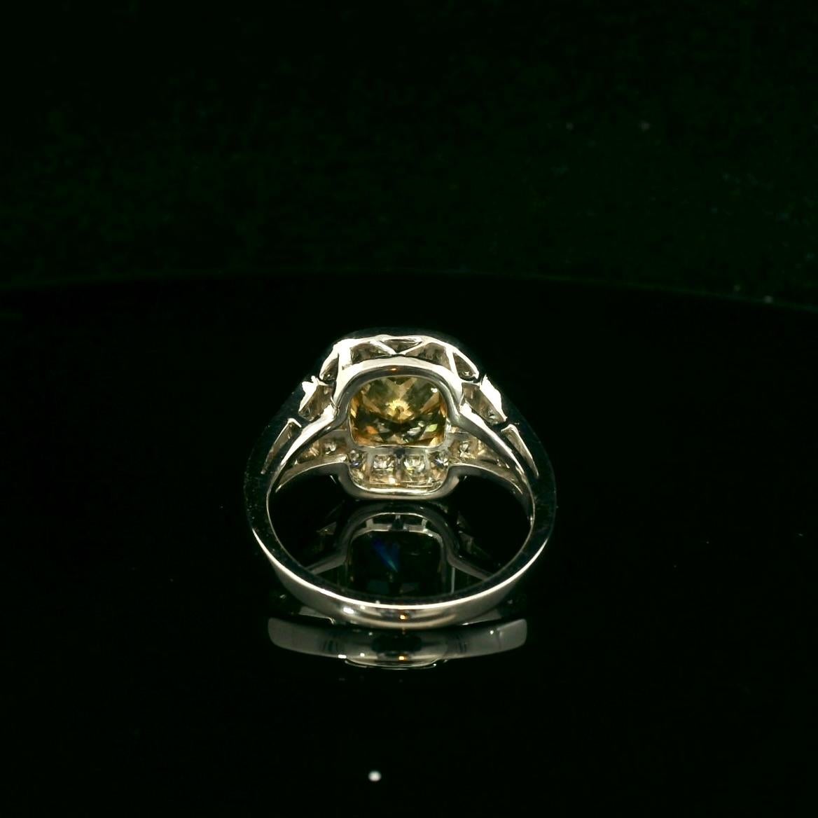 GIA certified brownish yellow 2.63 Carats diamond ring In New Condition For Sale In Uccle, BE