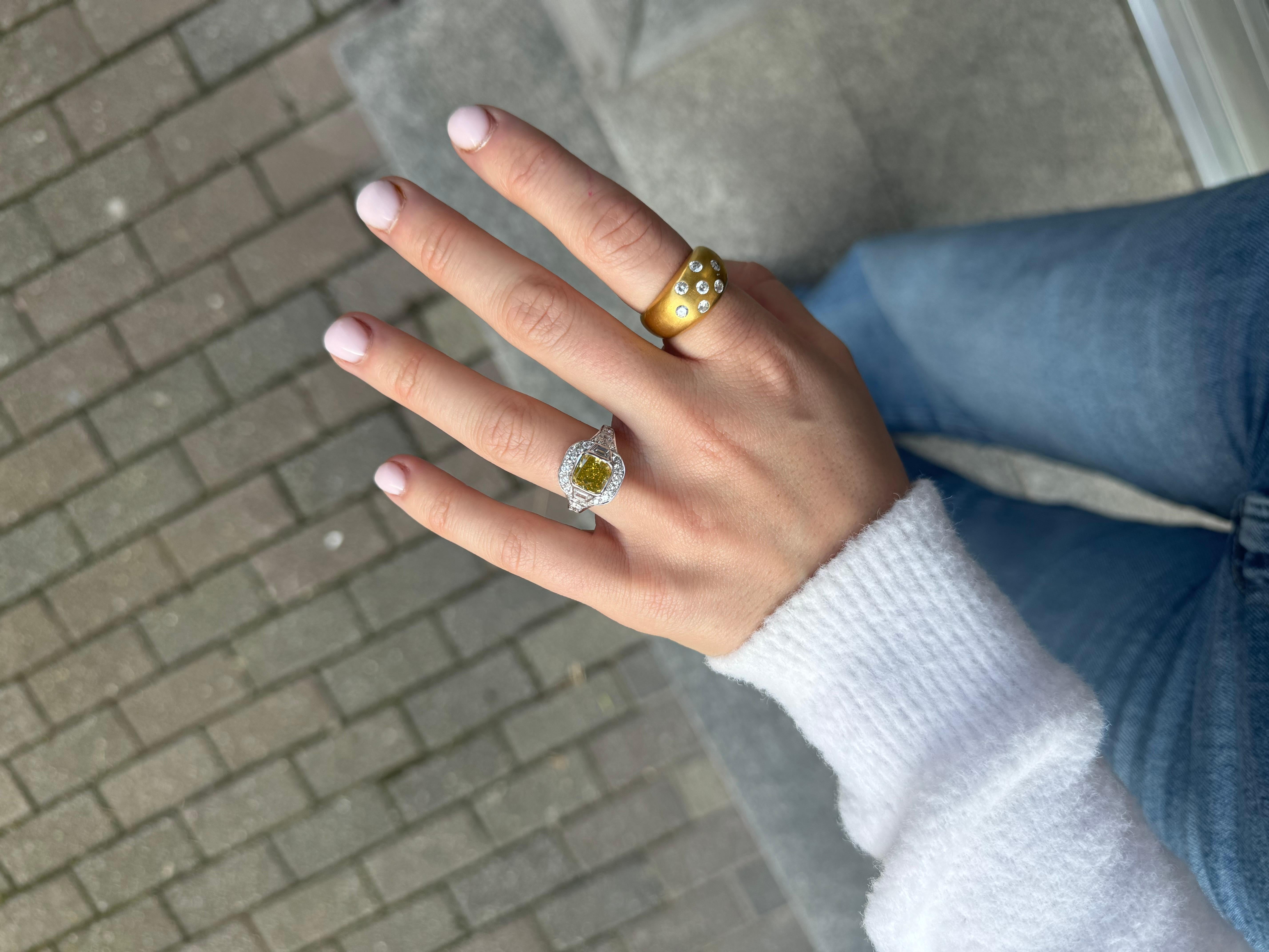 GIA certified brownish yellow 2.63 Carats diamond ring For Sale 1
