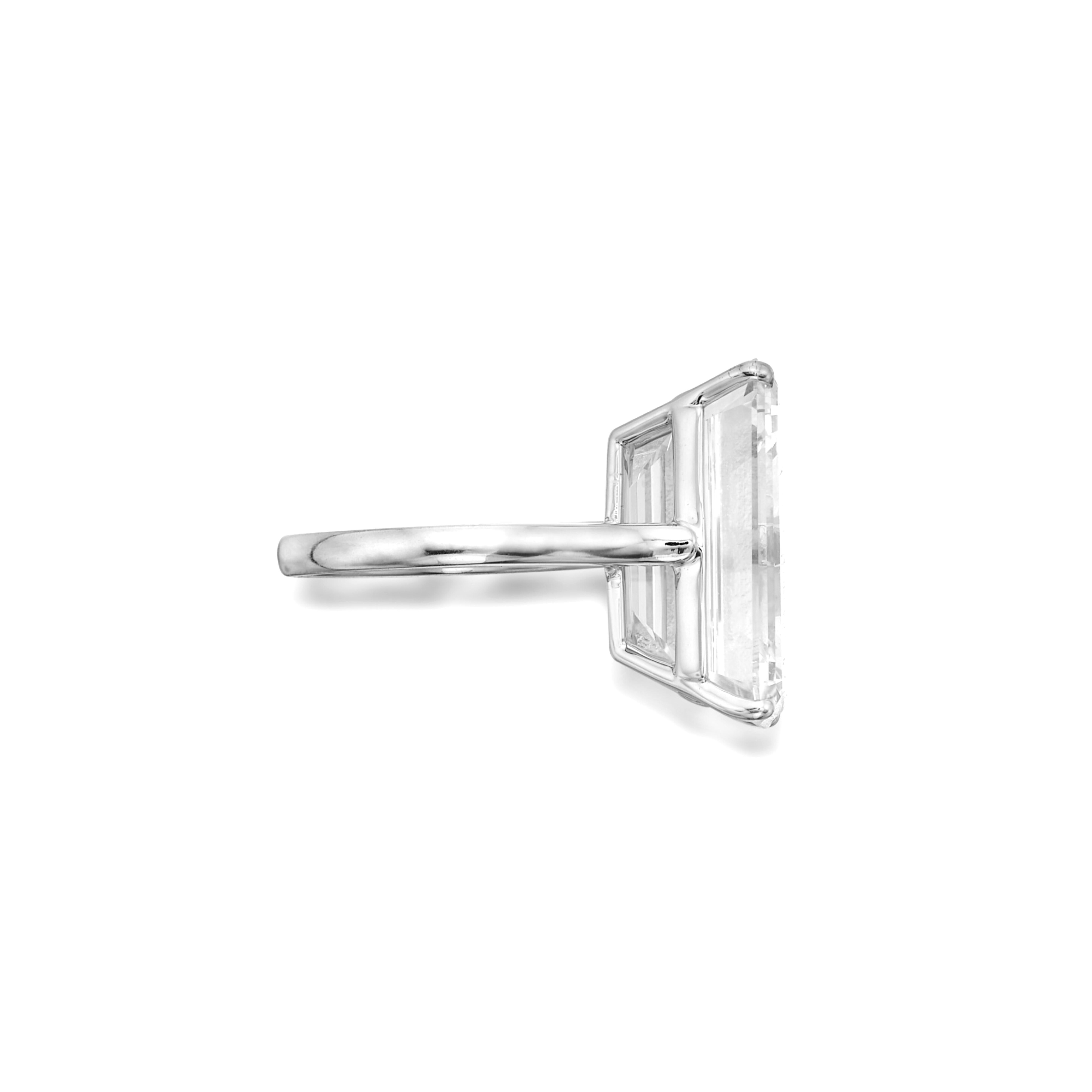 Exquisito anillo de platino con diamantes talla esmeralda de 11,26 quilates
💎 Certificado GIA  Elegancia atemporal  Rareza de grado de inversión

Date un capricho de lujo sin igual con este impresionante anillo de diamantes talla esmeralda de 11,26