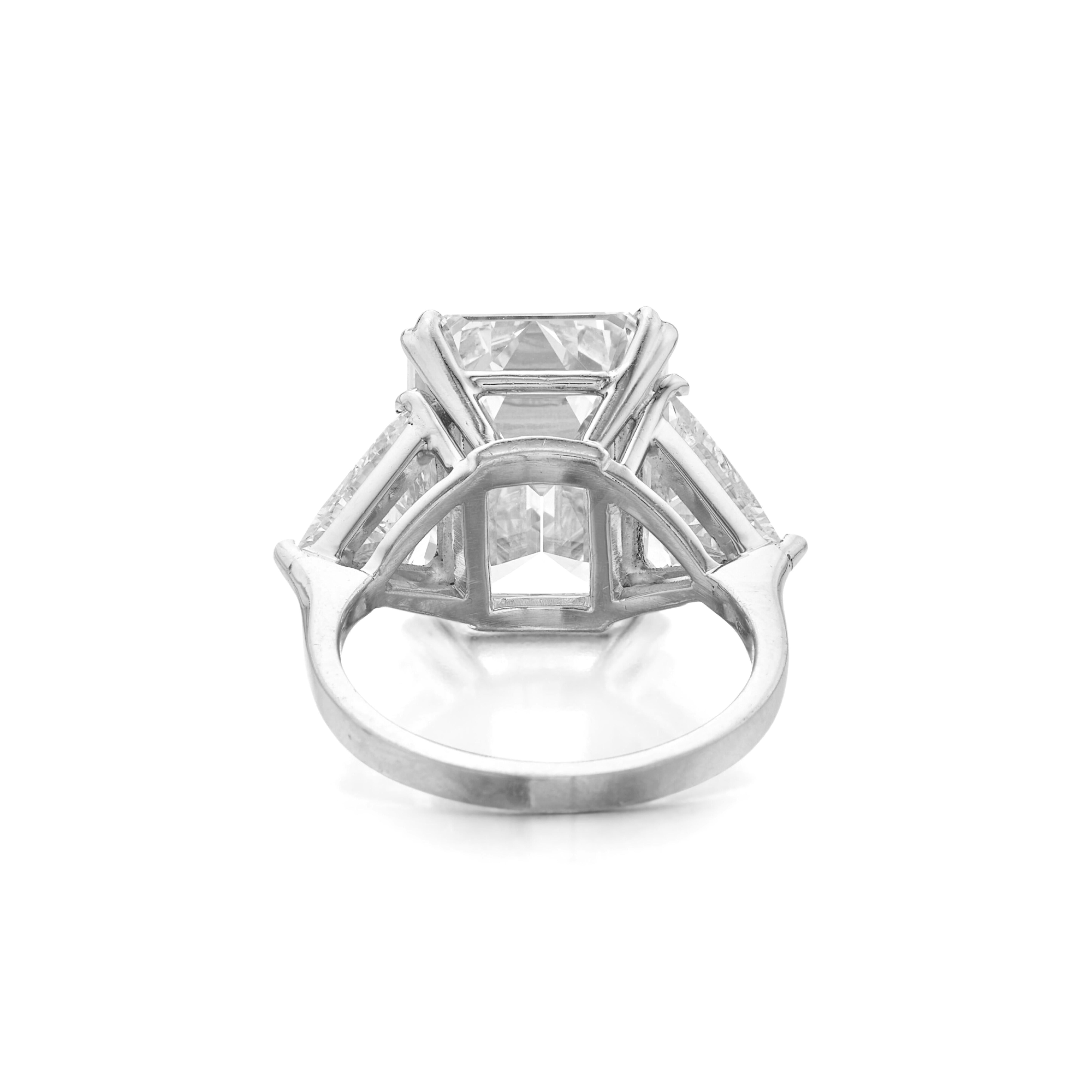 Contemporain GIA Cetified 4 Ct. Bague latérale émeraude trillion D COLOR VS1 Clarté en vente