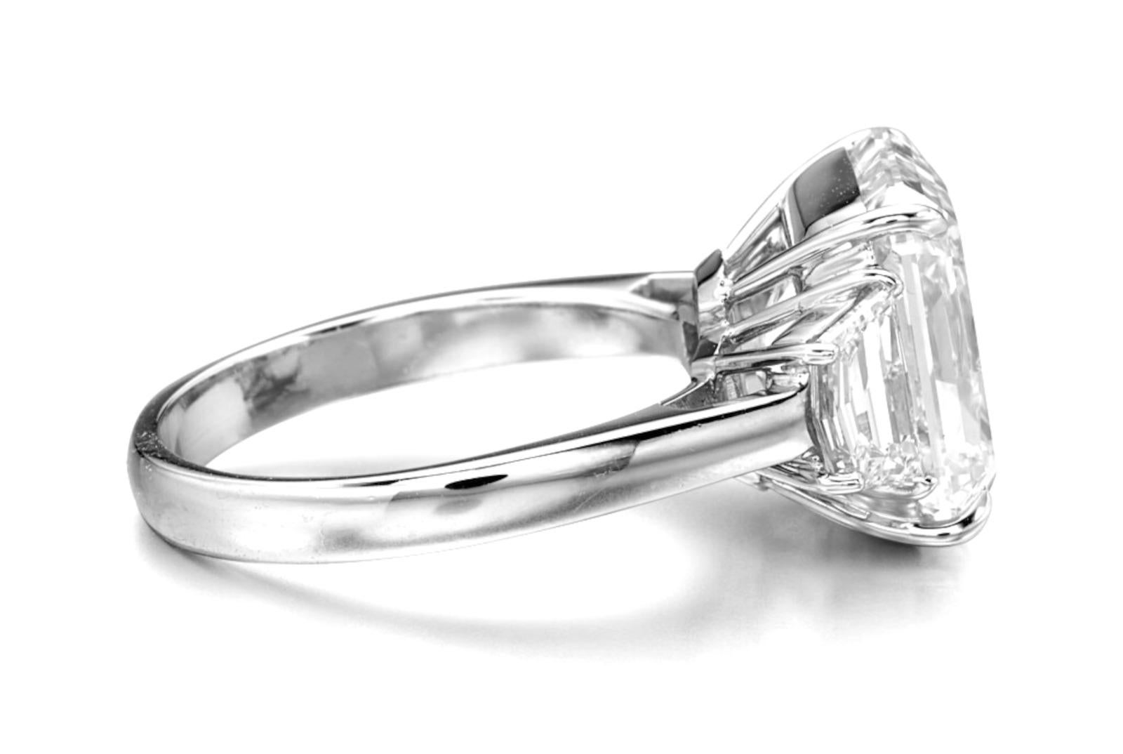 Contemporain GIA Cetified 5 Ct. Bague latérale carrée émeraude trapézoïdale G COLOR VVS2 Clarté en vente