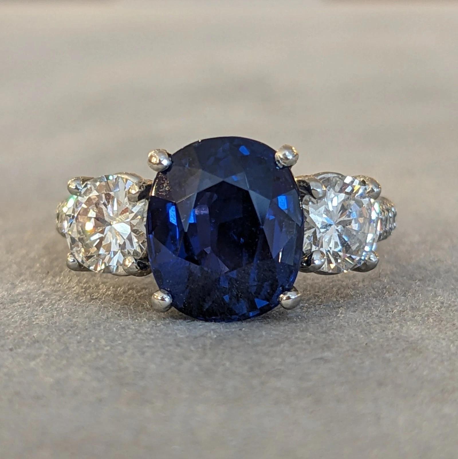 Taille coussin Bague en platine avec saphir coussin de Ceylan non chauffé de 3,95ct et diamant GIA en vente