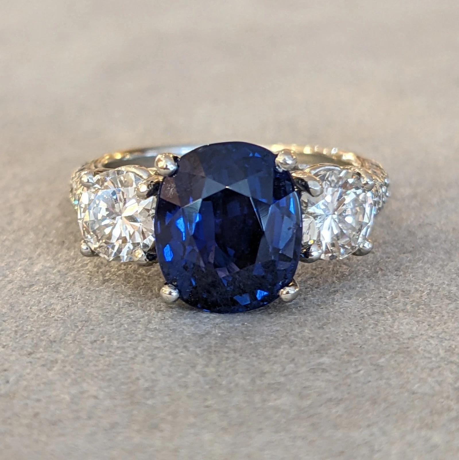 Bague en platine avec saphir coussin de Ceylan non chauffé de 3,95ct et diamant GIA Excellent état - En vente à La Jolla, CA