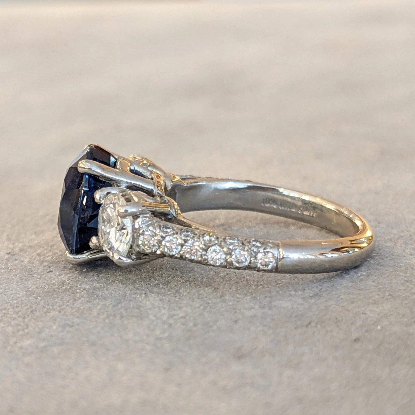 Bague en platine avec saphir coussin de Ceylan non chauffé de 3,95ct et diamant GIA en vente 1
