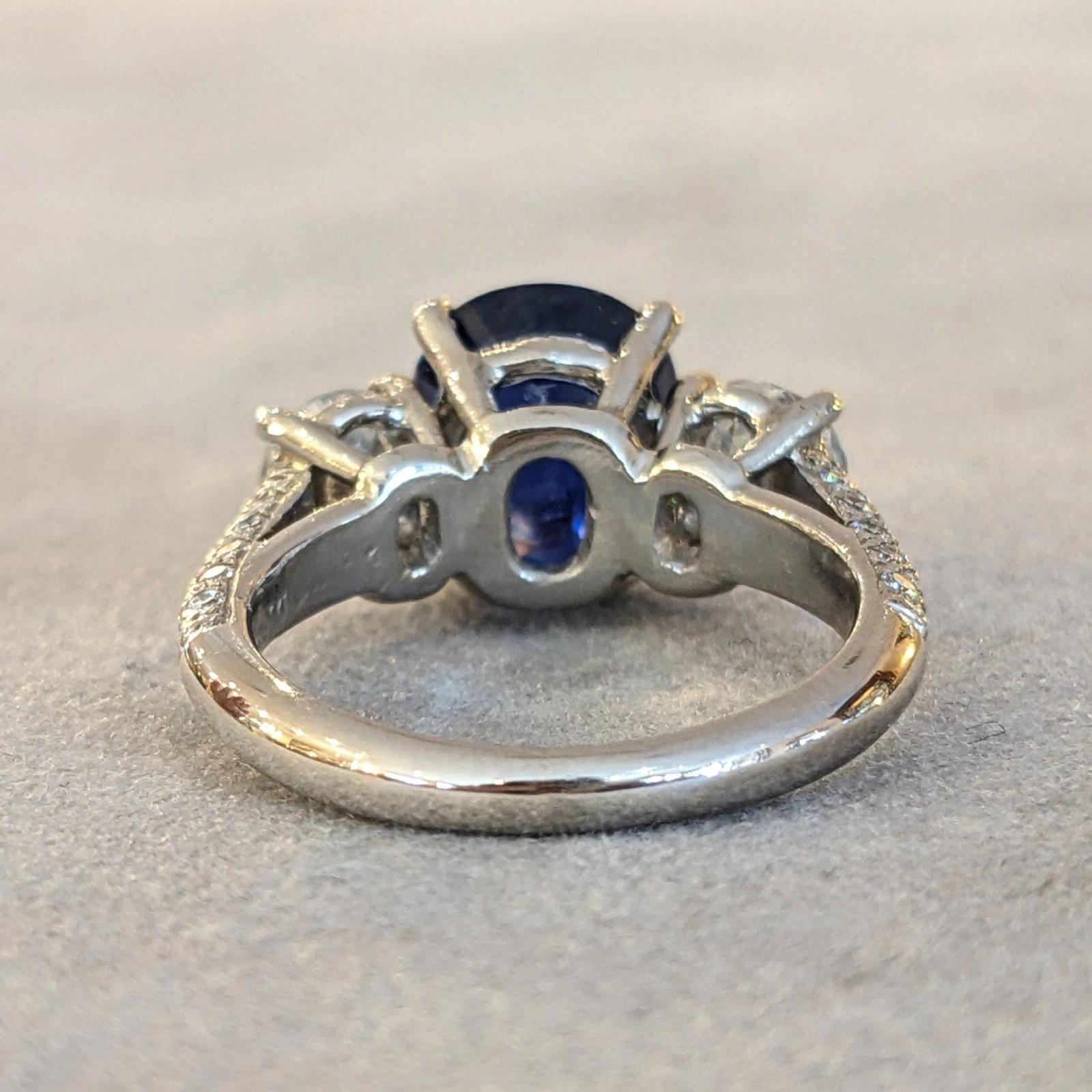 Bague en platine avec saphir coussin de Ceylan non chauffé de 3,95ct et diamant GIA en vente 2