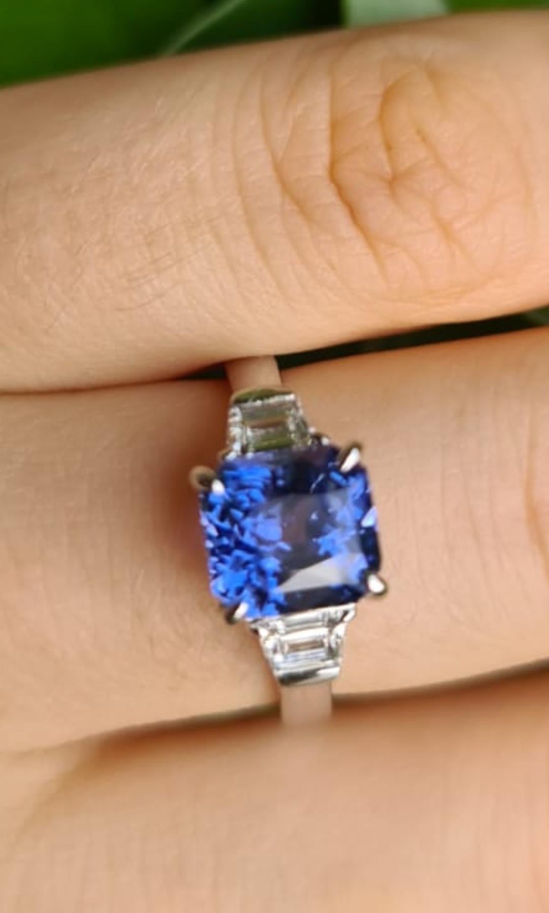 Platinring, GIA Ceylon unerhitzter blauer 4,04 Karat Saphir VVS E Trapez Diamanten im Angebot 1